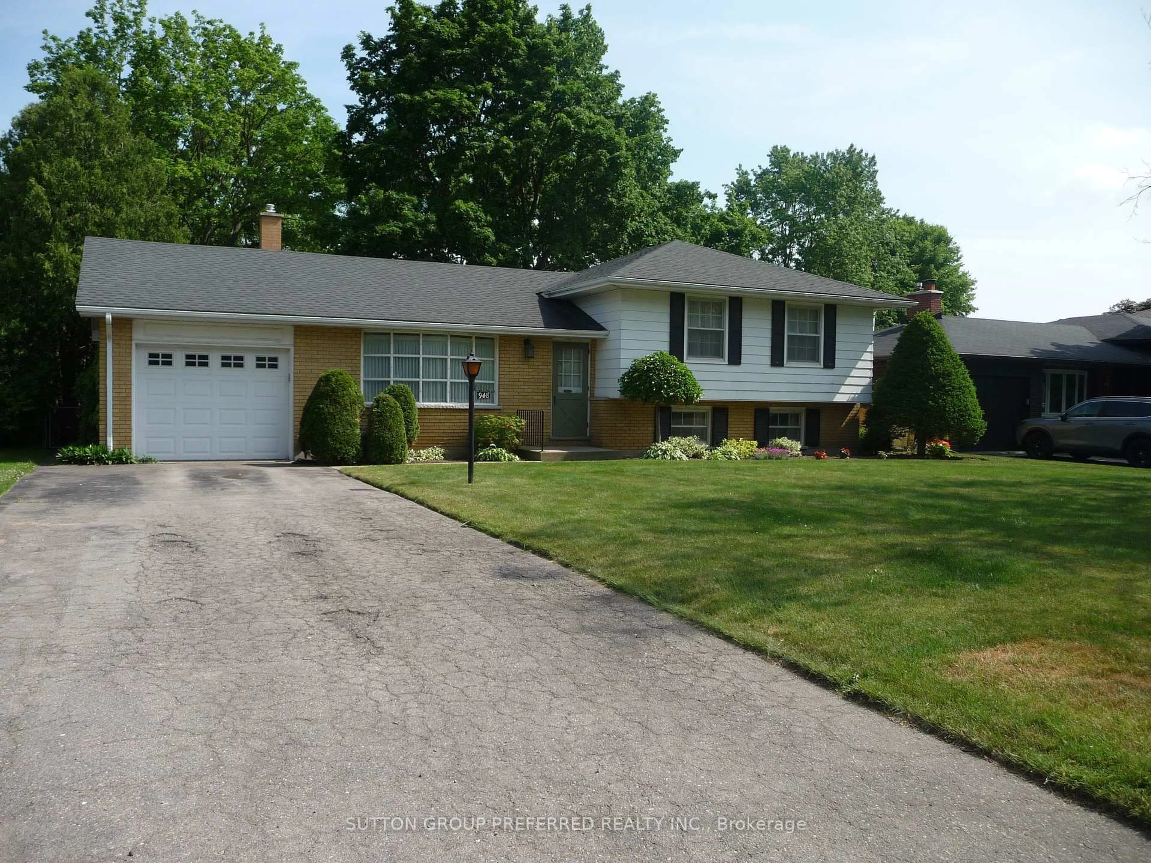 Home with vinyl exterior material, street for 948 Dalkeith Ave, London North Ontario N5X 1S4