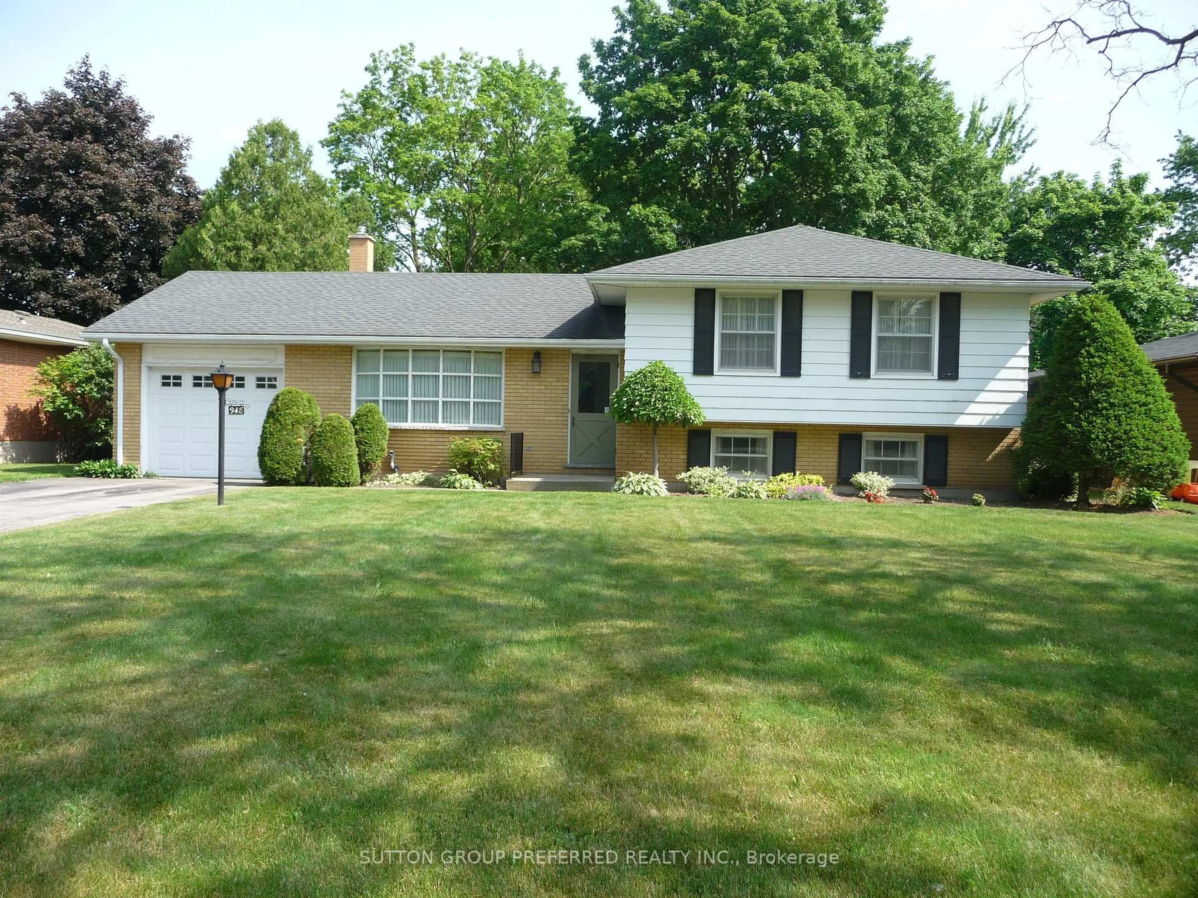 Home with vinyl exterior material, street for 948 Dalkeith Ave, London North Ontario N5X 1S4