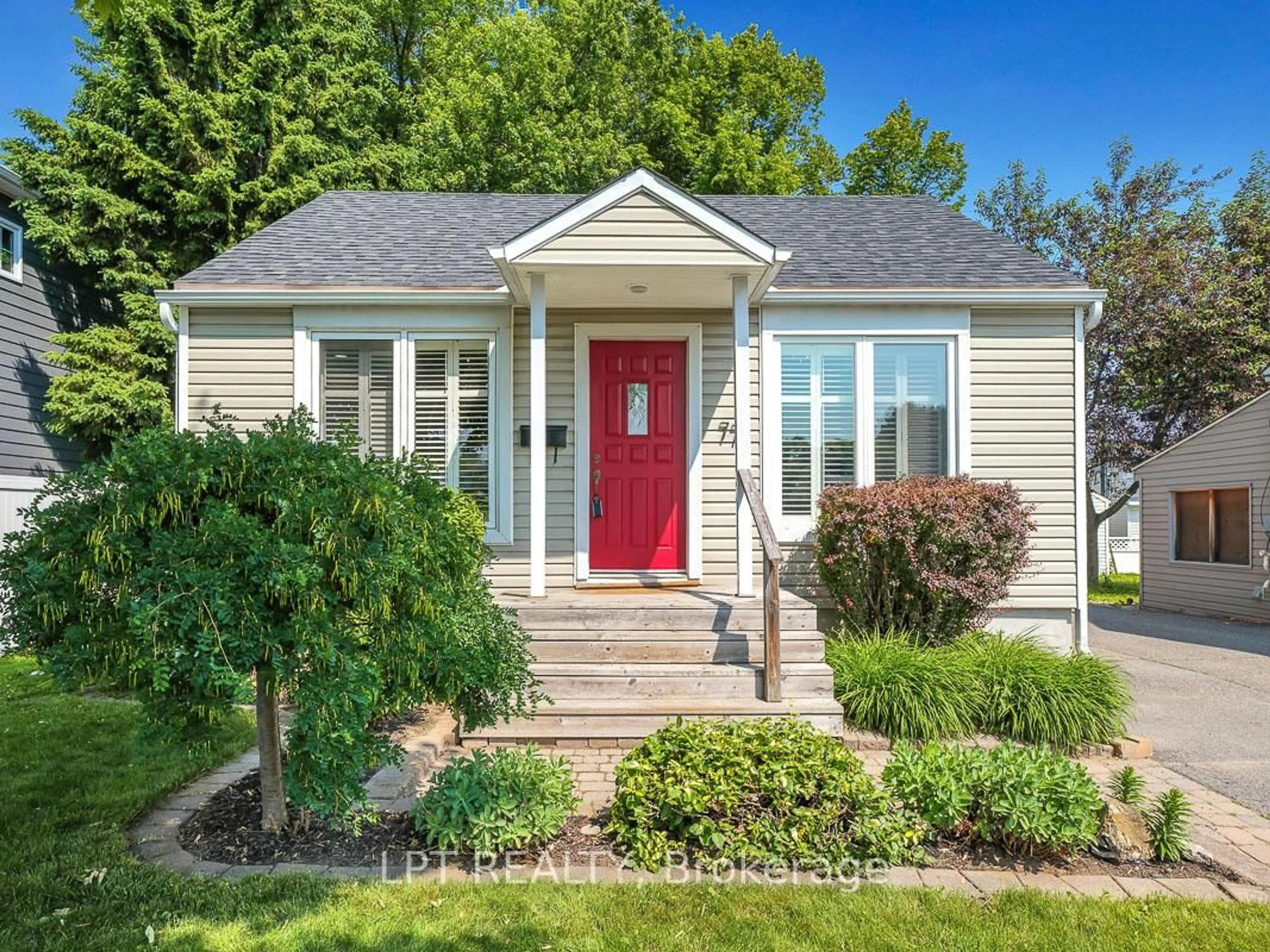 Home with vinyl exterior material, street for 77 Harrold Pl, Ottawa Ontario K1Z 7N7