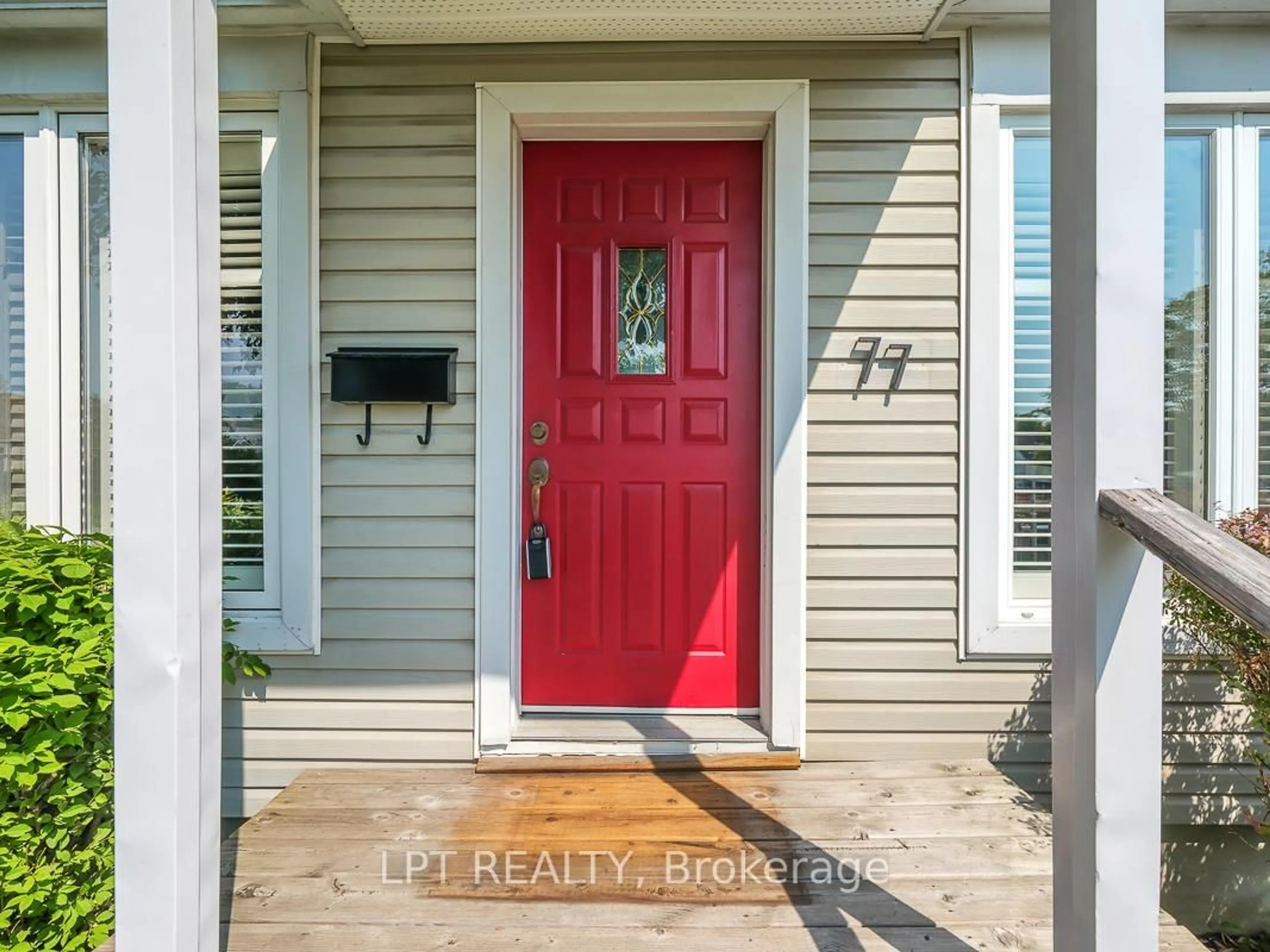 Indoor entryway for 77 Harrold Pl, Ottawa Ontario K1Z 7N7
