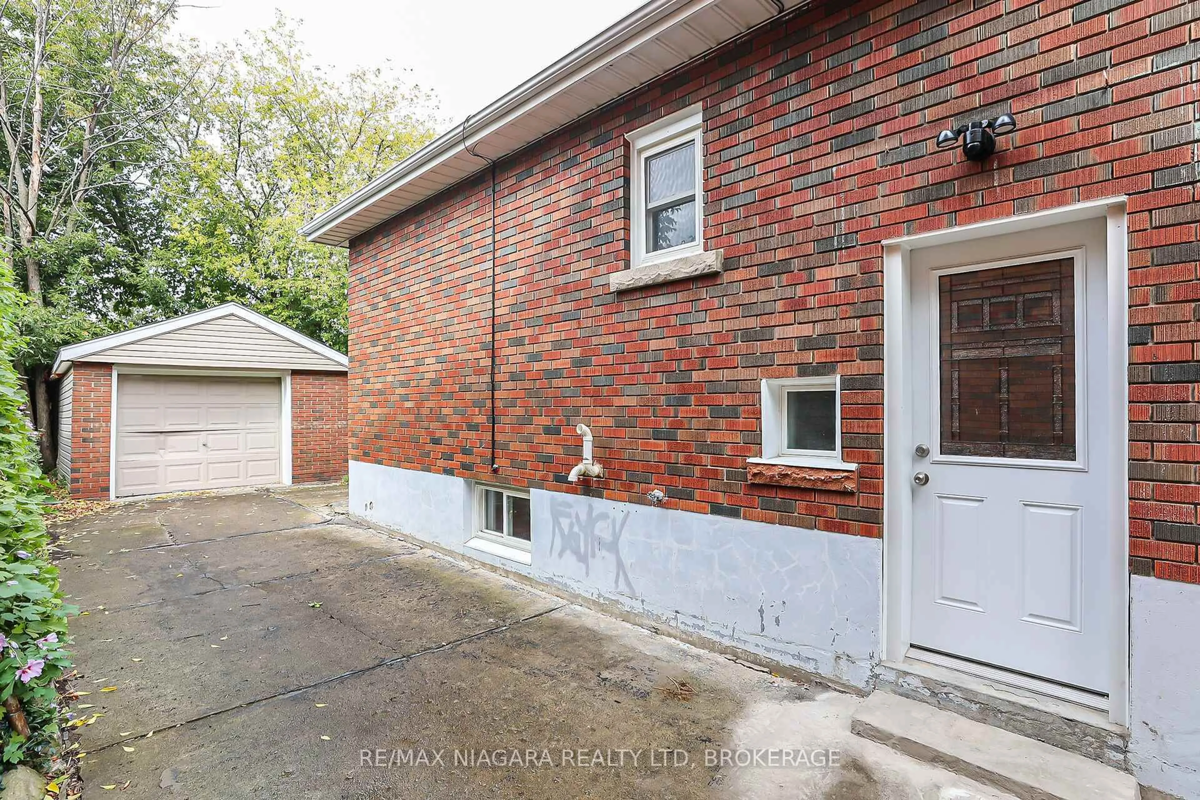 Home with brick exterior material, street for 261 Vine St, St. Catharines Ontario L2M 4T2