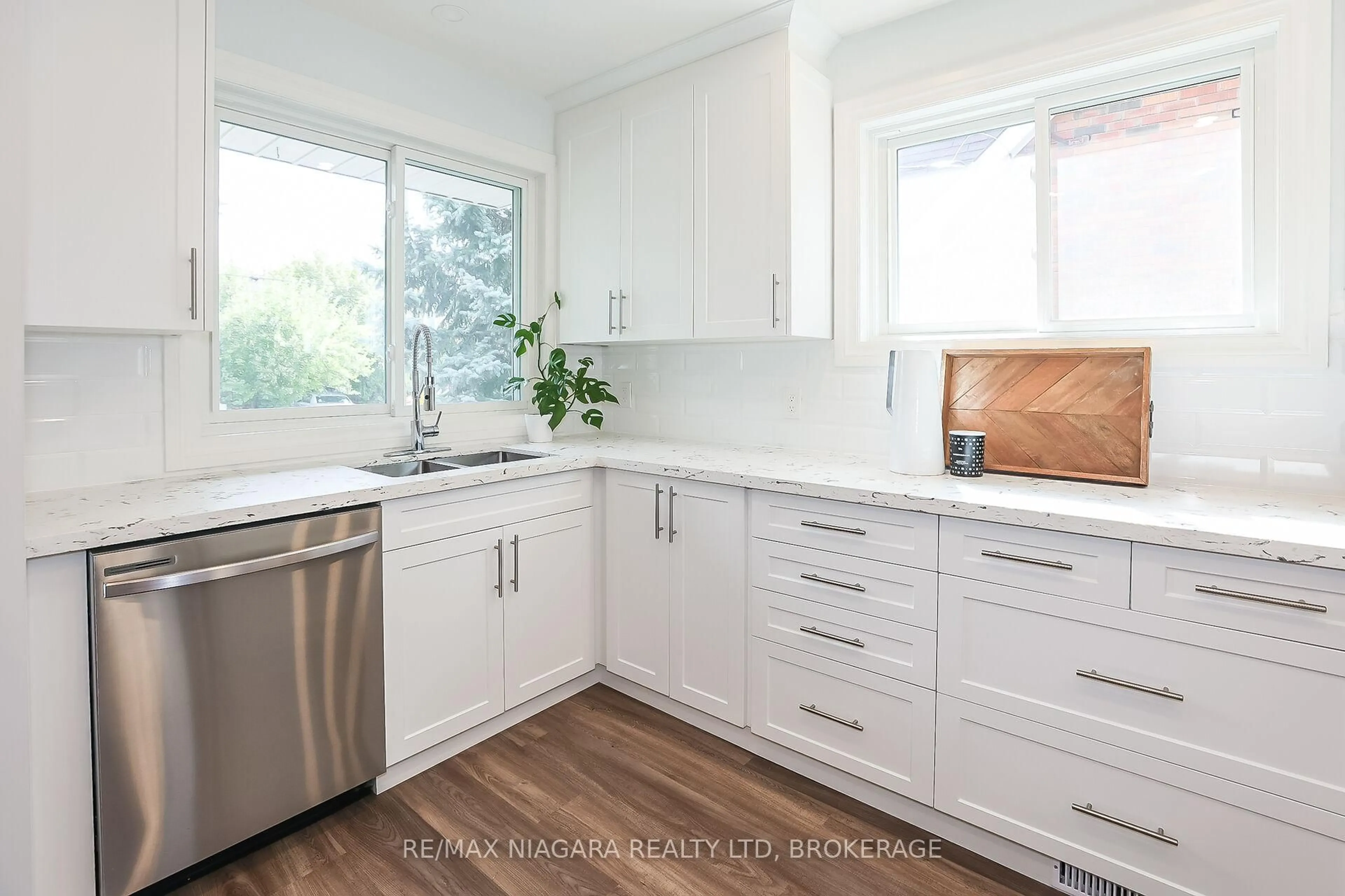 Contemporary kitchen, unknown for 261 Vine St, St. Catharines Ontario L2M 4T2