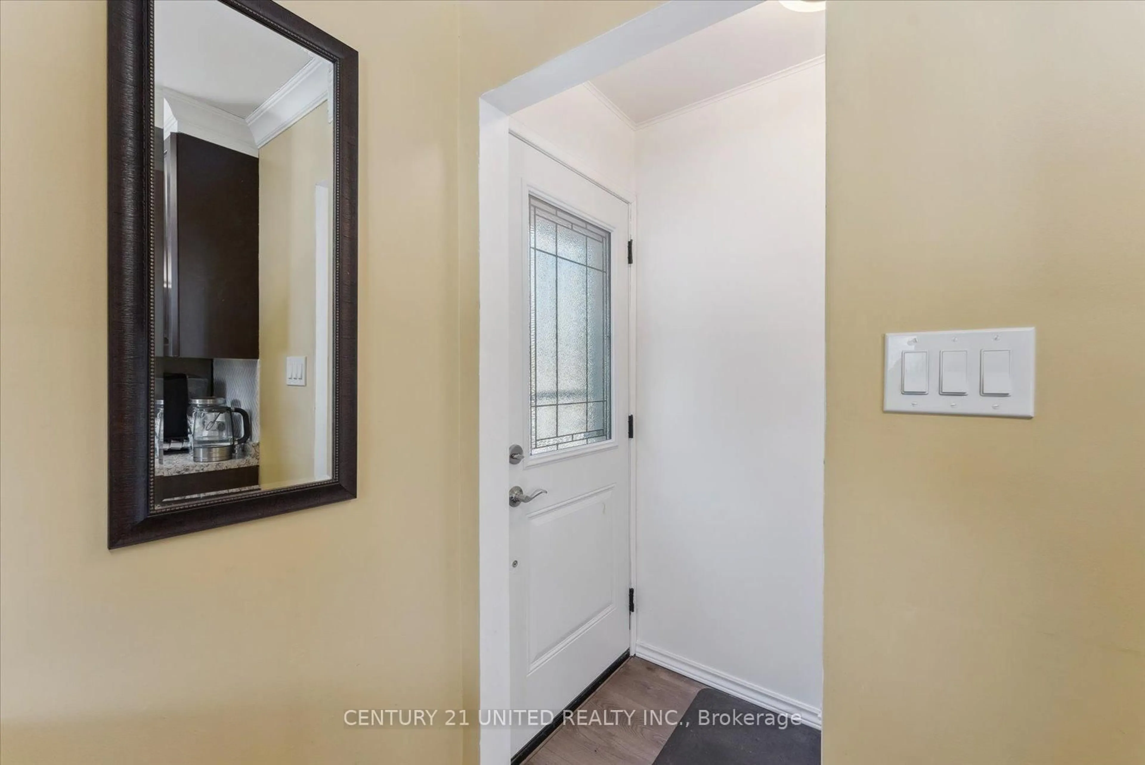 Indoor entryway for 18 Cedarview Dr, Kawartha Lakes Ontario K0L 2W0
