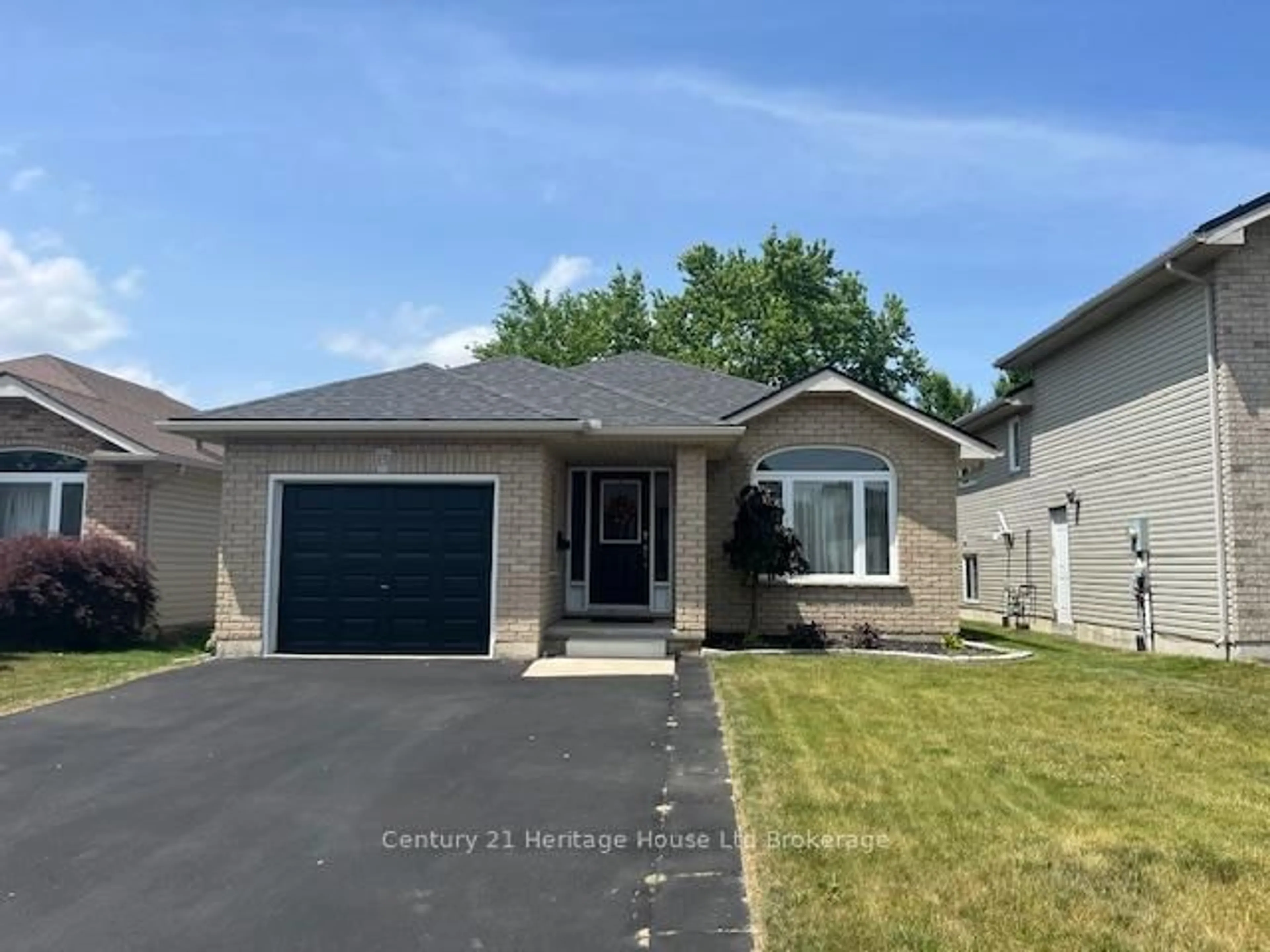 Home with vinyl exterior material, street for 15 Landon Ave, Norfolk Ontario N3Y 5J8