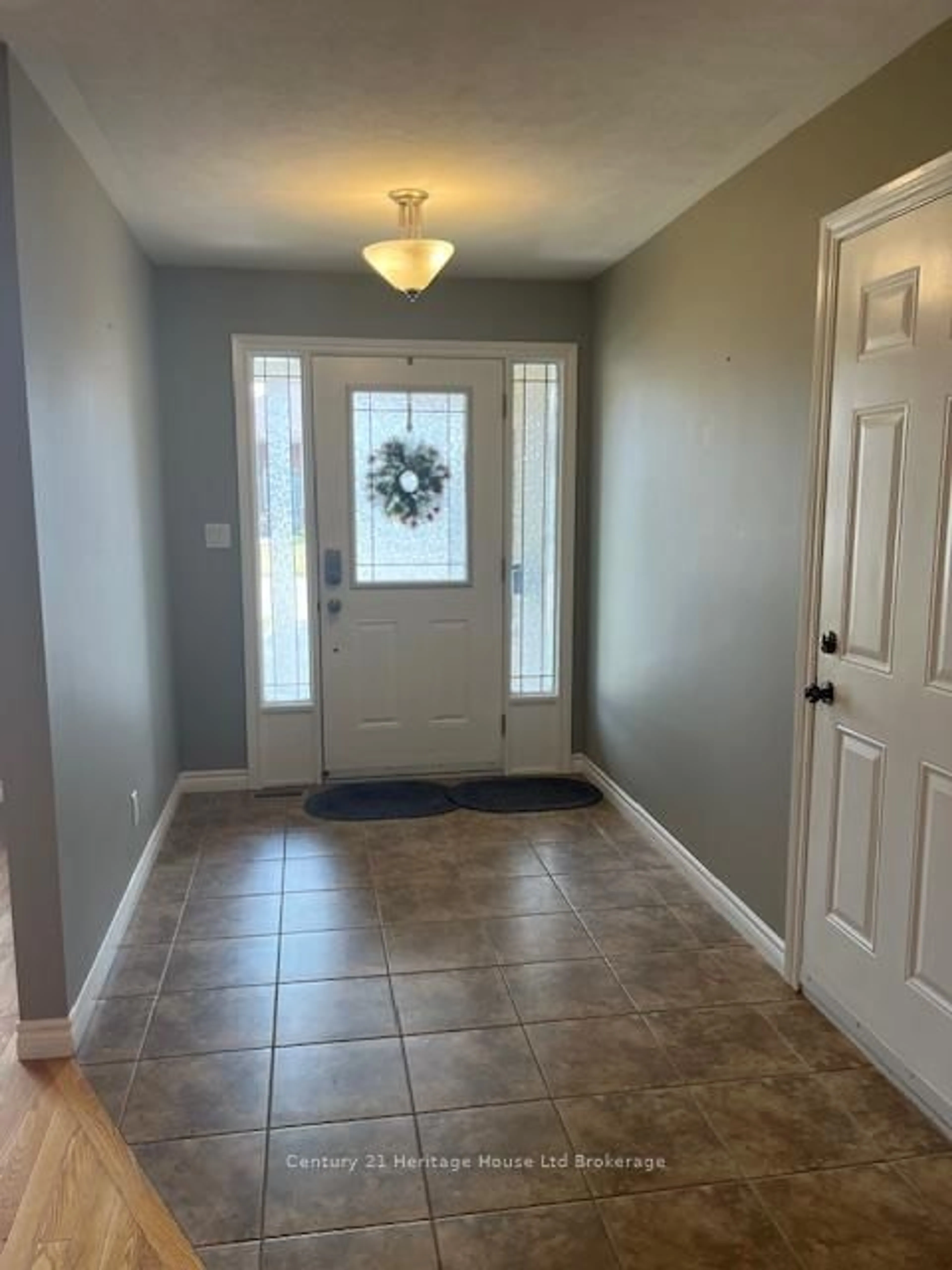 Indoor entryway for 15 Landon Ave, Norfolk Ontario N3Y 5J8