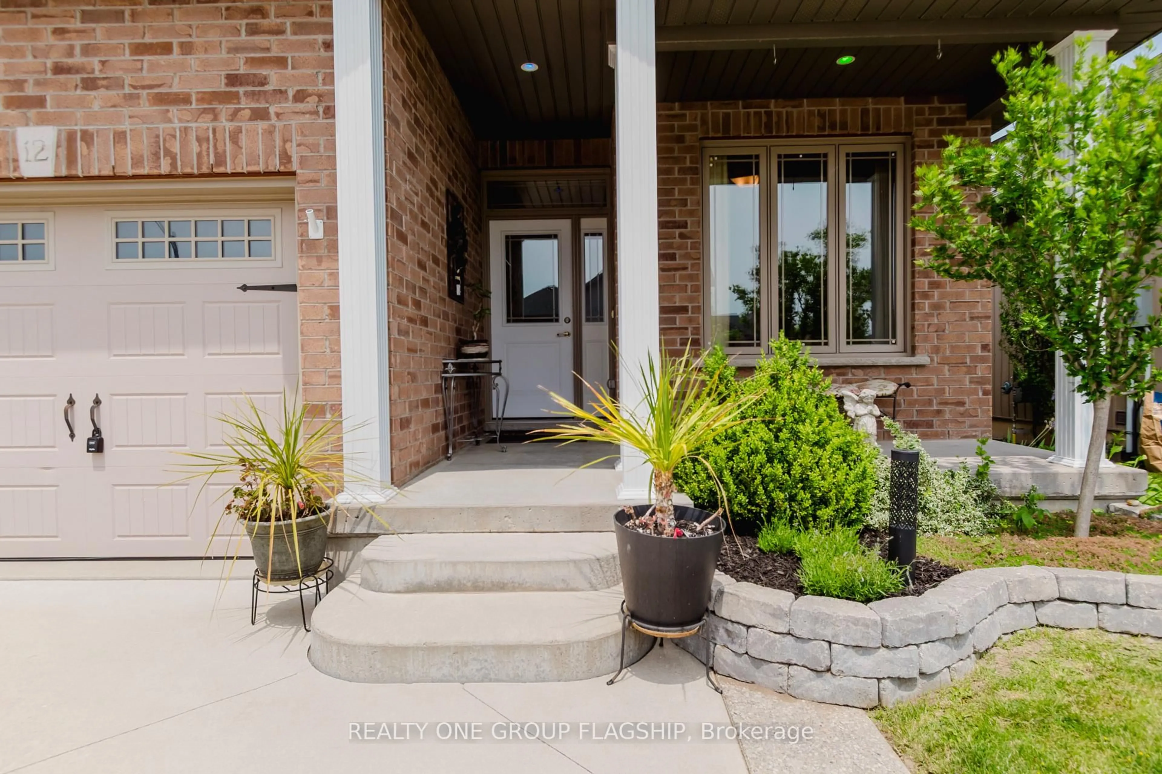 Indoor entryway for 12 Lafayette St, Haldimand Ontario N0A 1J0