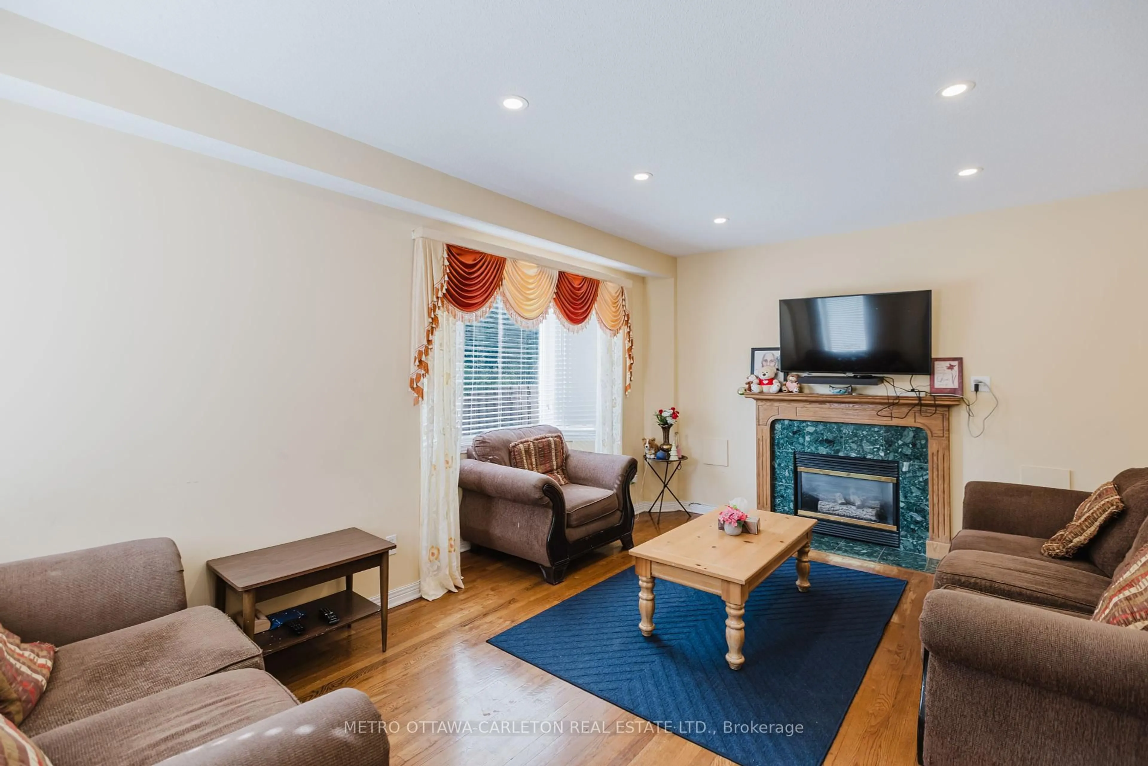 Living room with furniture, wood/laminate floor for 28 Armagh Way, Ottawa Ontario K2J 4C3