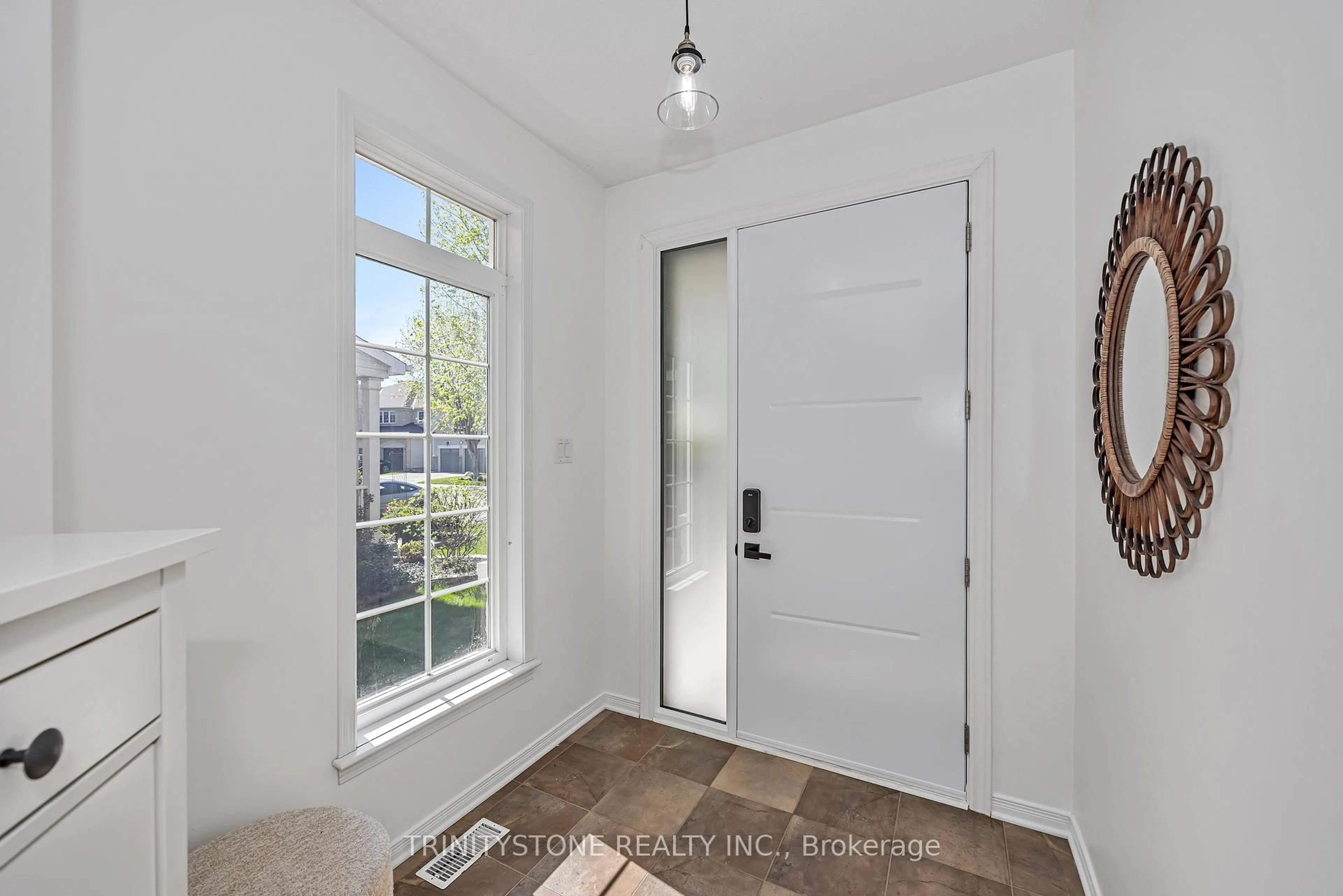 Indoor entryway for 518 Dalewood Cres, Ottawa Ontario K2S 0L3