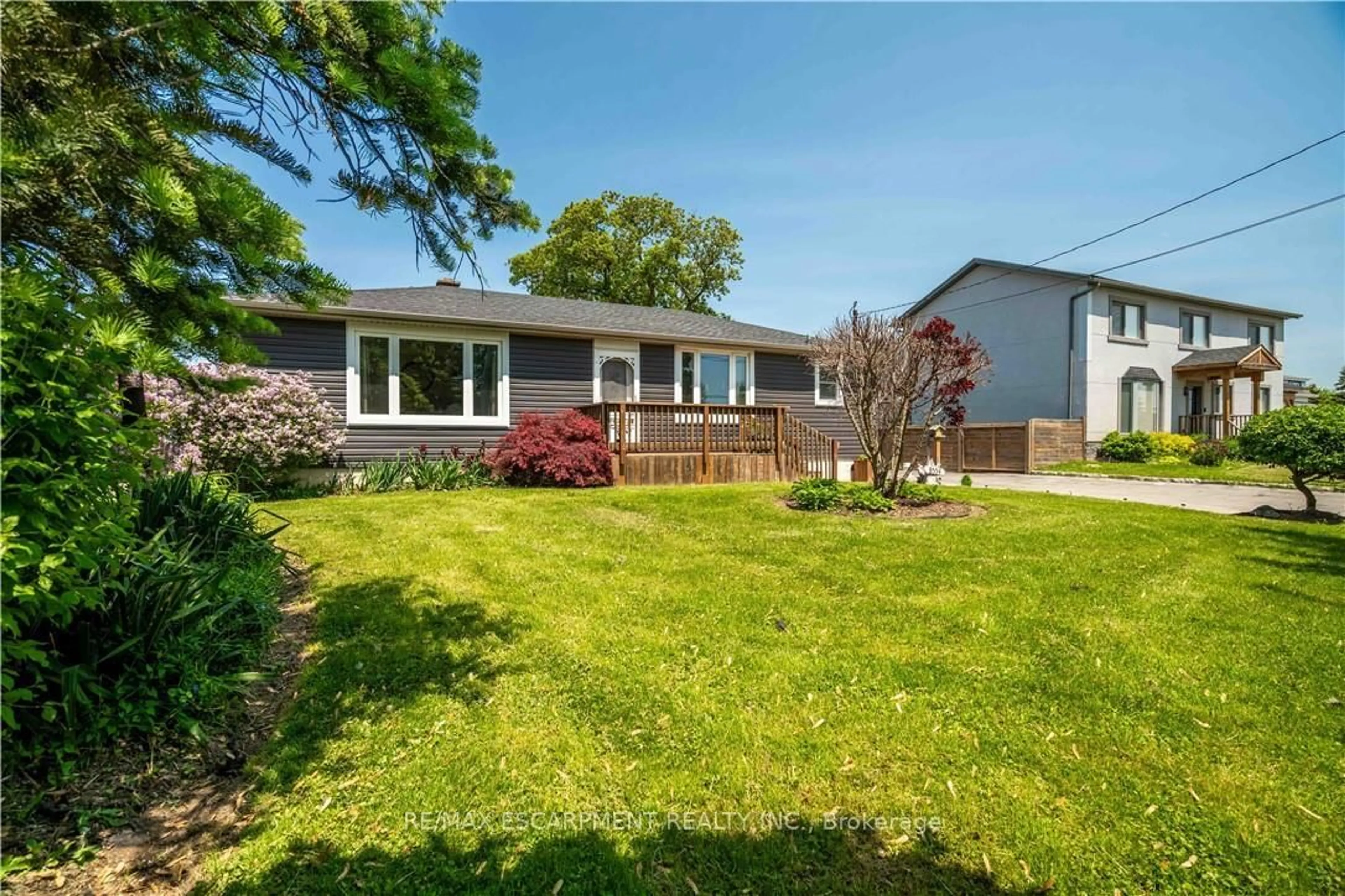 A pic from outside/outdoor area/front of a property/back of a property/a pic from drone, unknown for 8554 HALDIBROOK Rd, Hamilton Ontario N3W 2G8