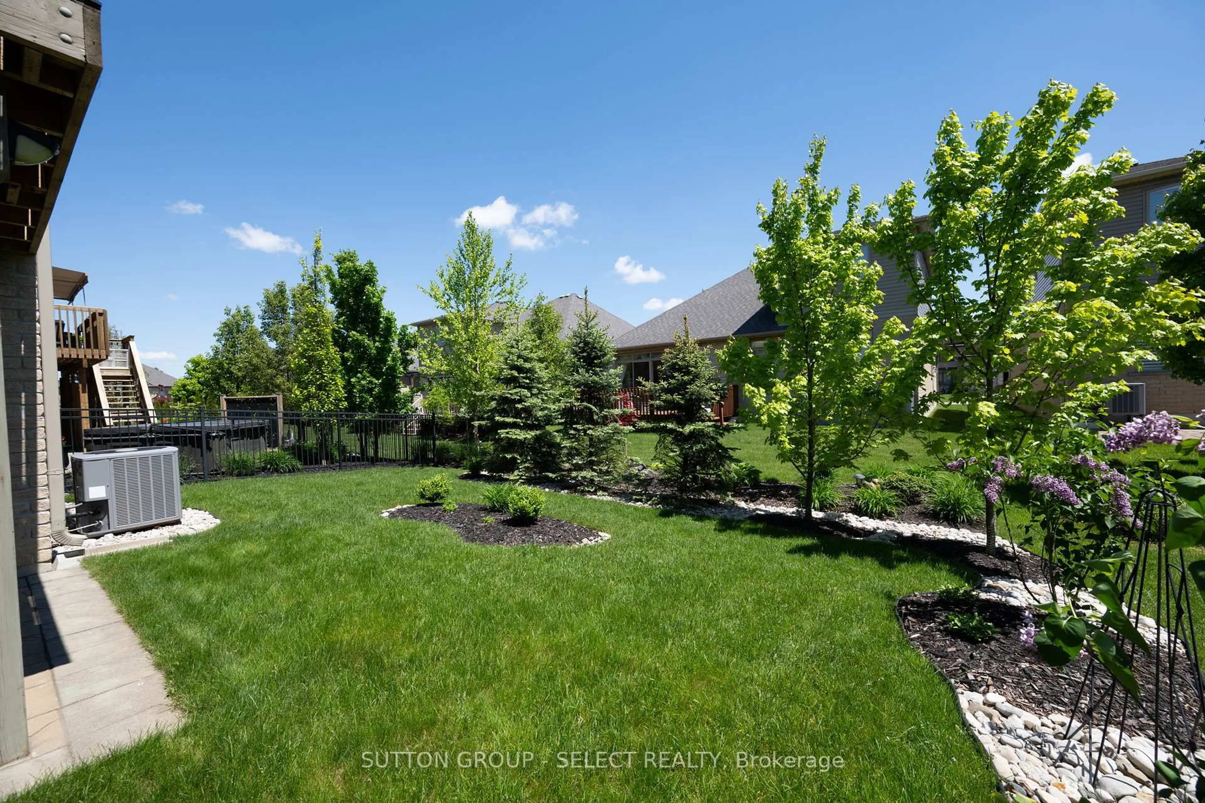 A pic from outside/outdoor area/front of a property/back of a property/a pic from drone, mountain view for 2081 Wallingford Ave #20, London North Ontario N6G 0K1