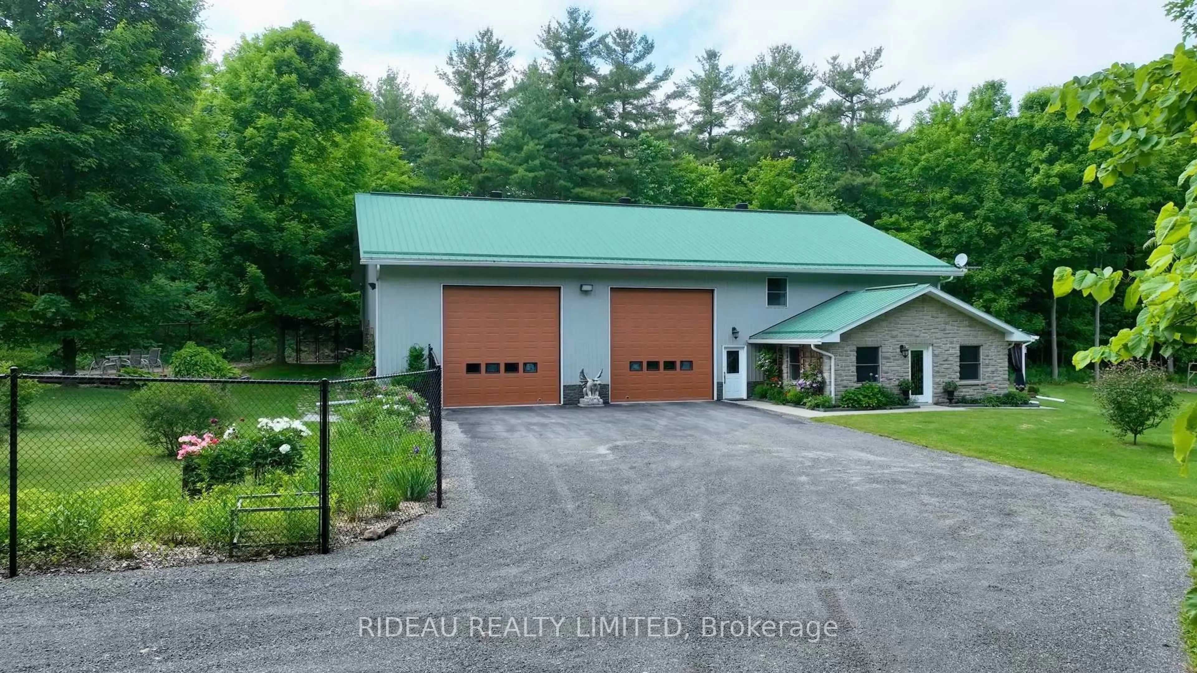 Indoor garage for 204 Frye Lane, Perth Road Ontario K0H 2L0