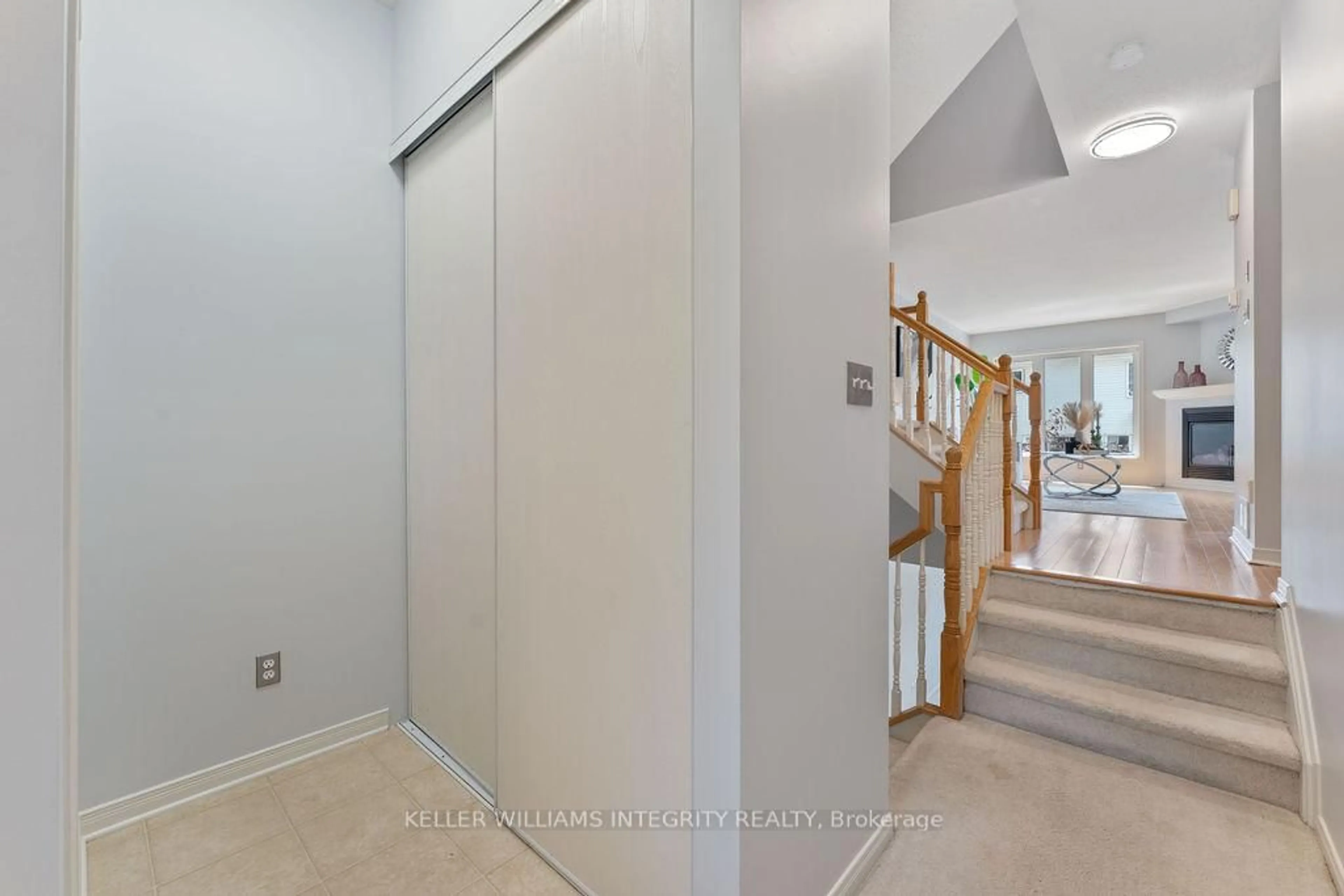 Indoor foyer for 164 Sorento St, Ottawa Ontario K2J 0B4