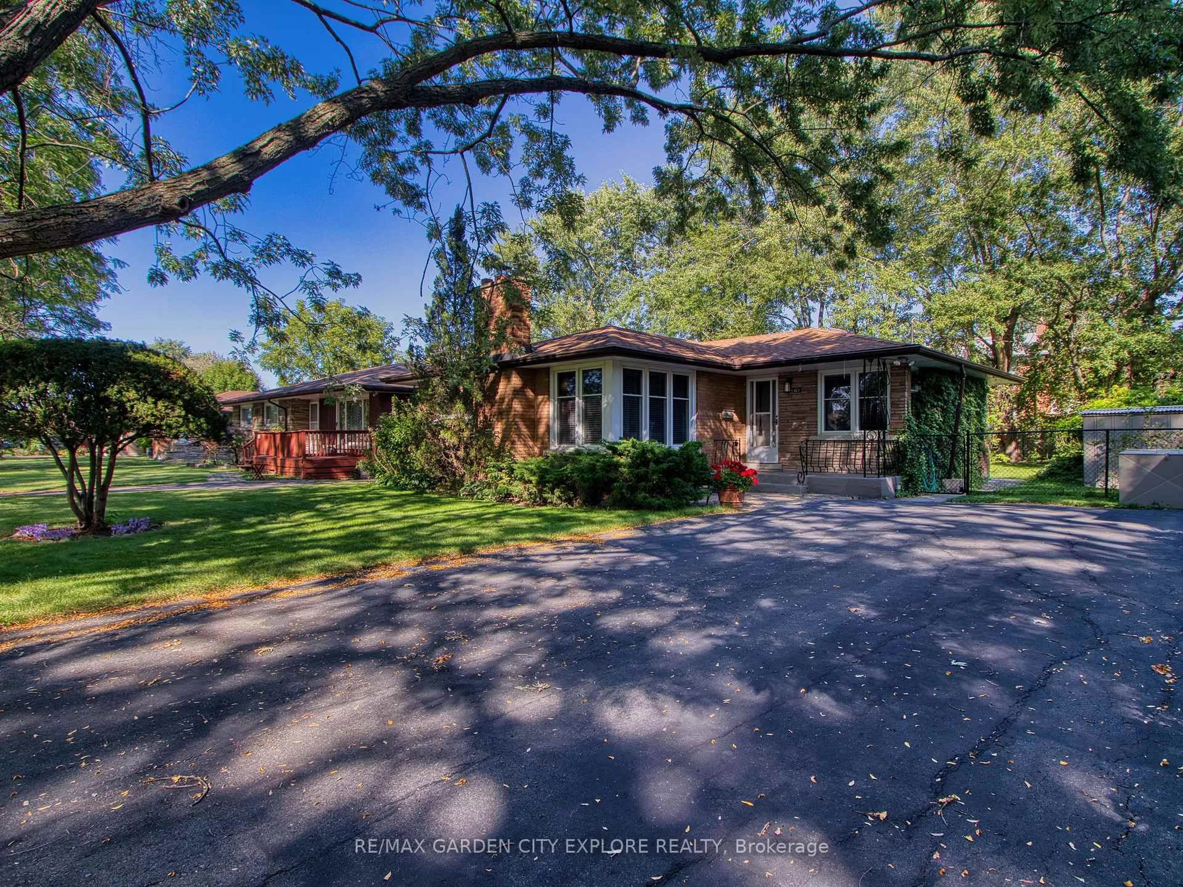 A pic from outside/outdoor area/front of a property/back of a property/a pic from drone, street for 101 Masterson Dr, St. Catharines Ontario L2T 3P8