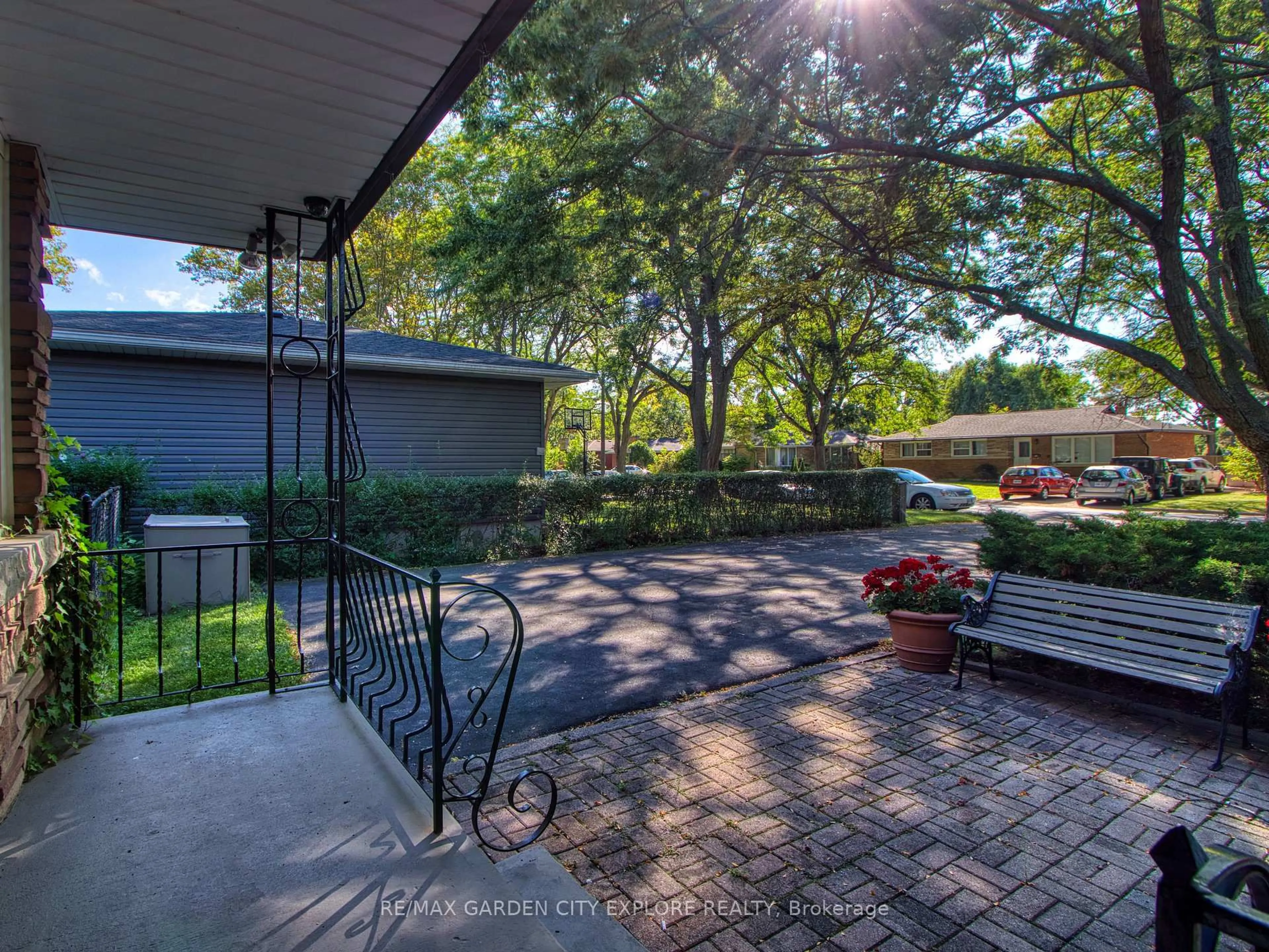 Patio, street for 101 Masterson Dr, St. Catharines Ontario L2T 3P8