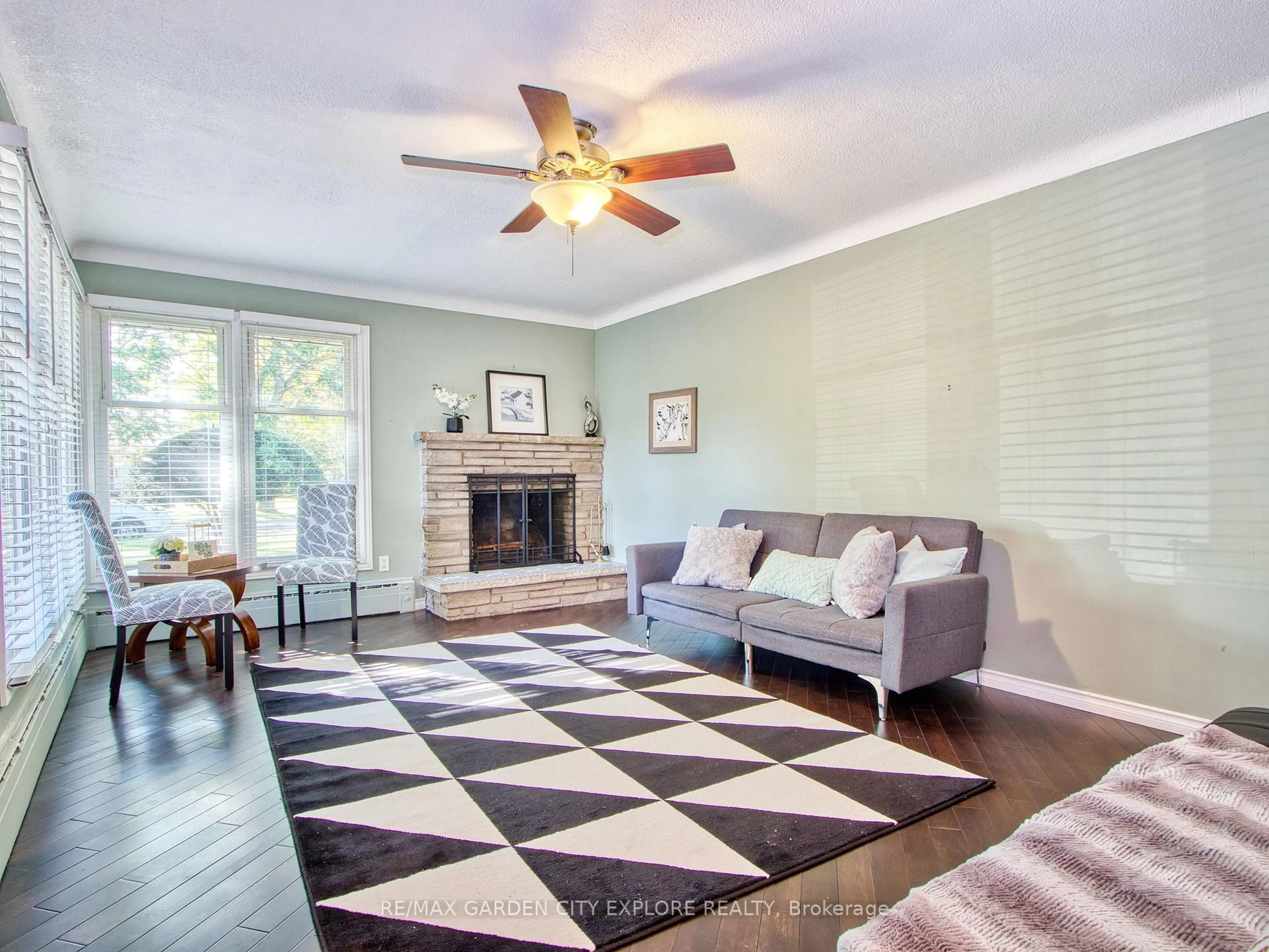 Living room with furniture, unknown for 101 Masterson Dr, St. Catharines Ontario L2T 3P8