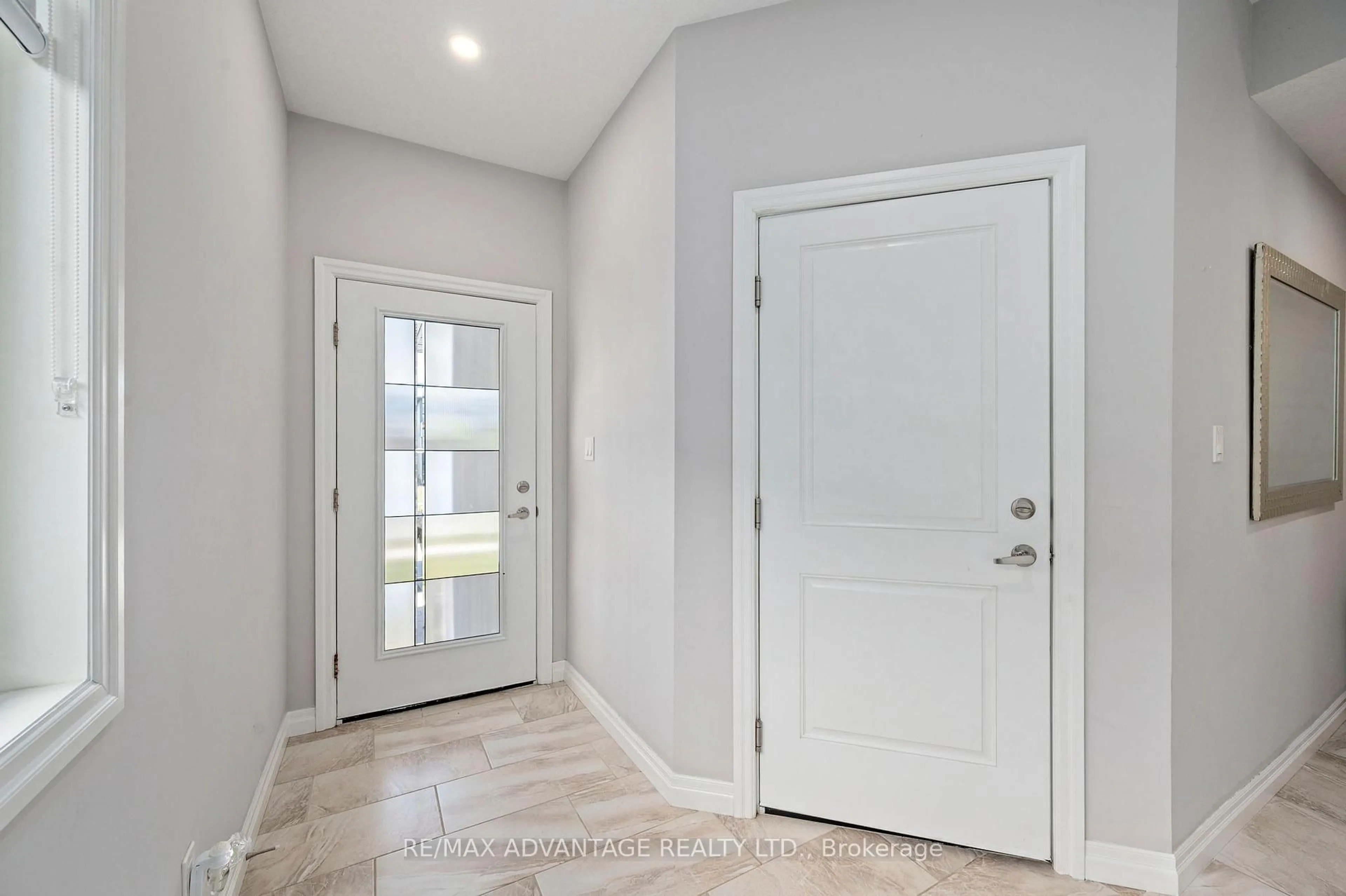Indoor entryway for 587 Freeport St, London North Ontario N6G 5B1