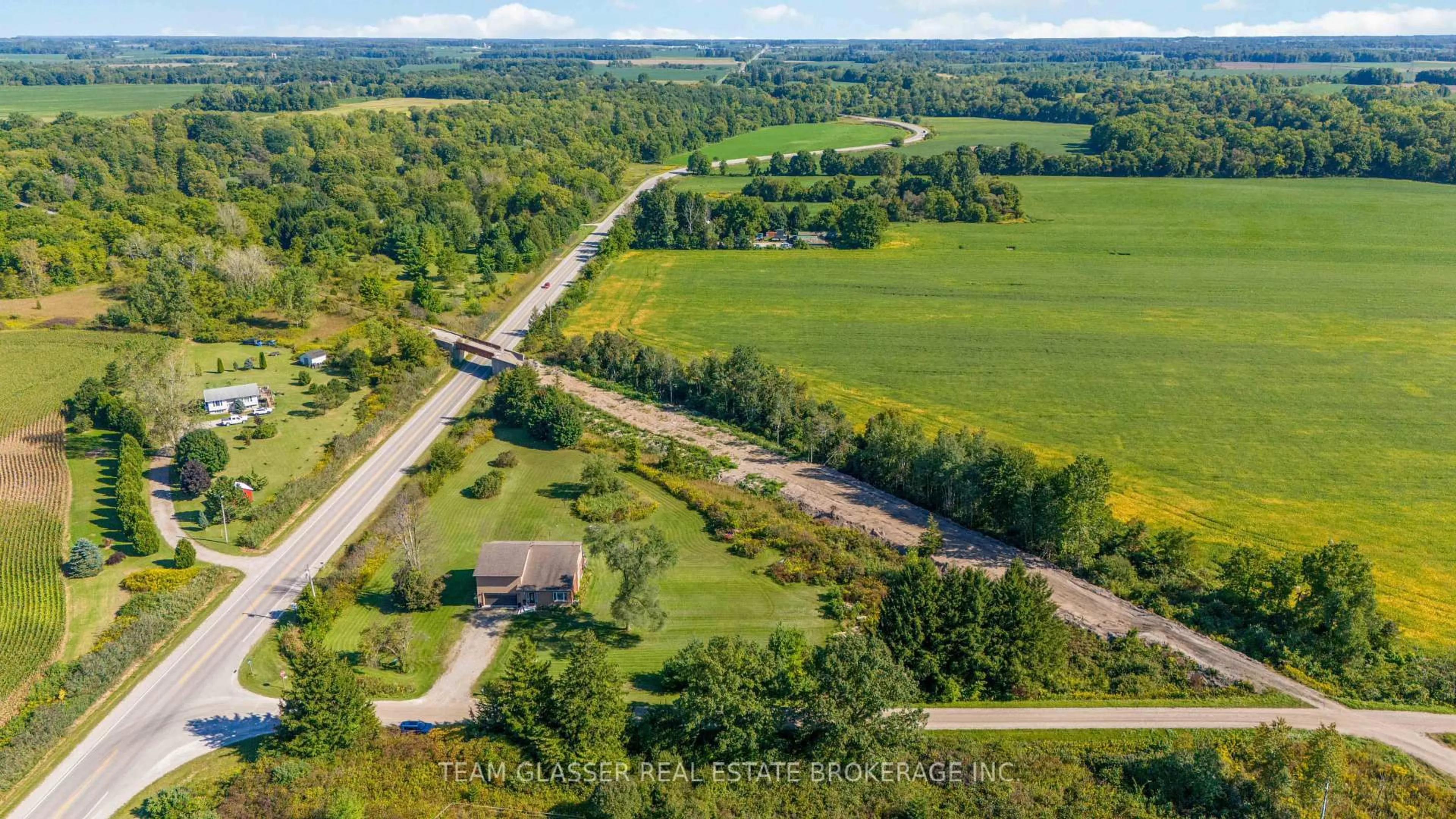 A pic from outside/outdoor area/front of a property/back of a property/a pic from drone, street for 6571 CARROLL Dr, Southwest Middlesex Ontario N0L 1T0