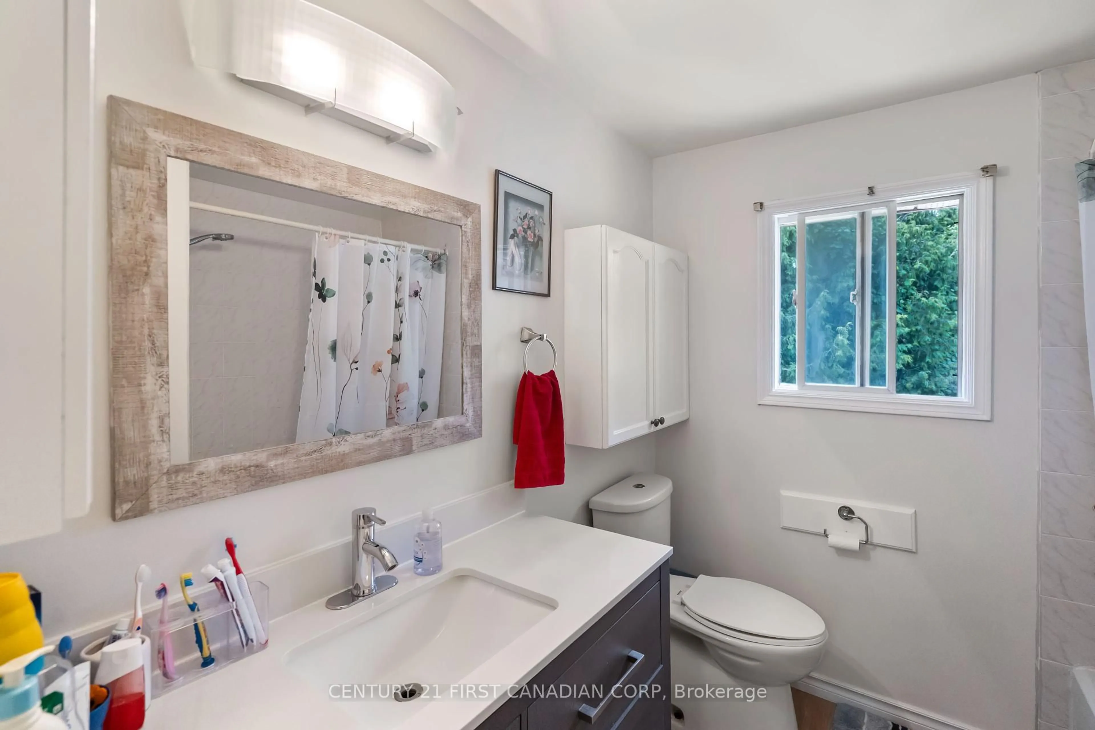 Standard bathroom, ceramic/tile floor for 139 Kimberley Ave, London South Ontario N5Z 4Z2