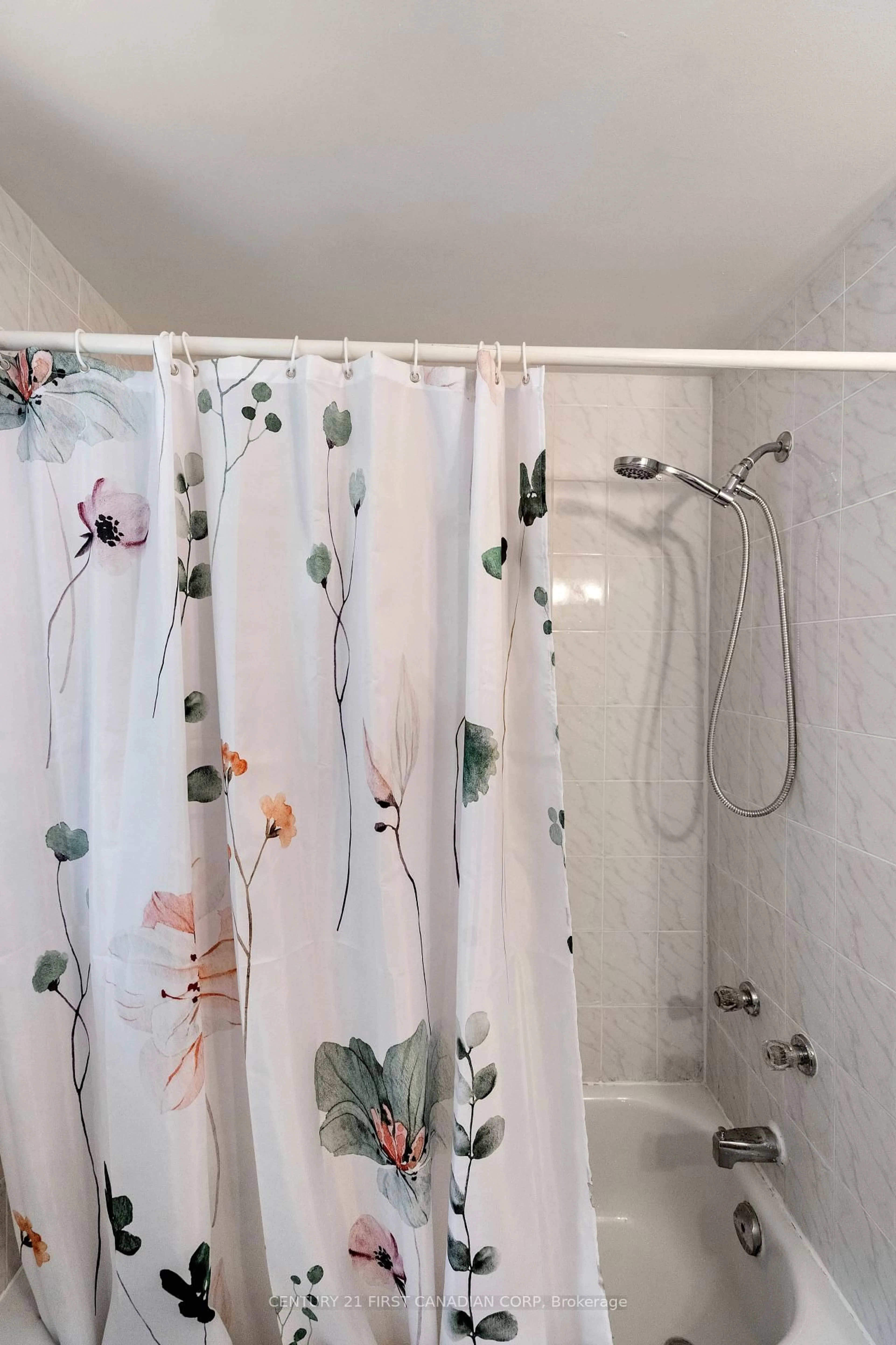 Standard bathroom, ceramic/tile floor for 139 Kimberley Ave, London South Ontario N5Z 4Z2