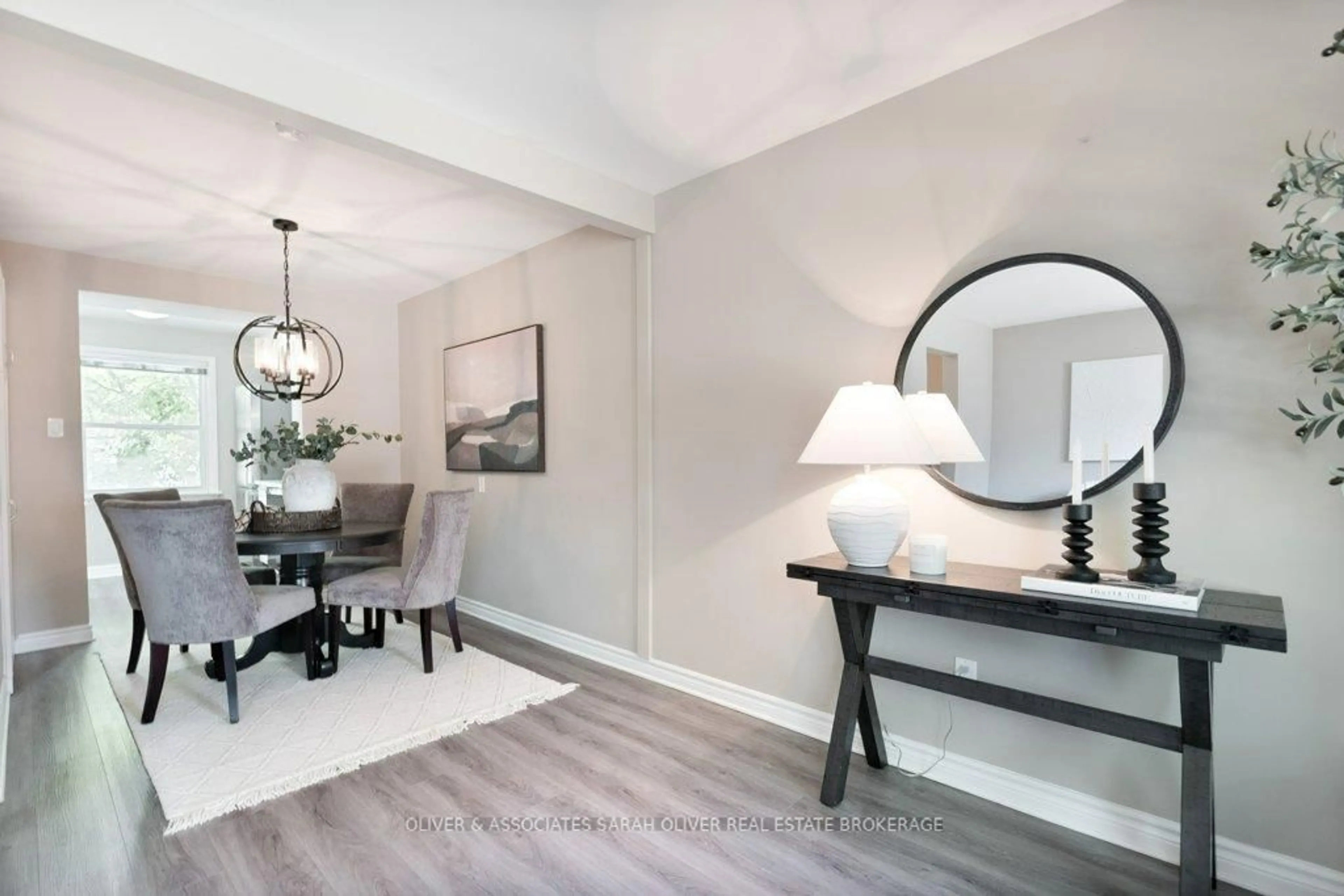 Indoor entryway for 1385 Commissioners Rd #98, London South Ontario N6K 1E2