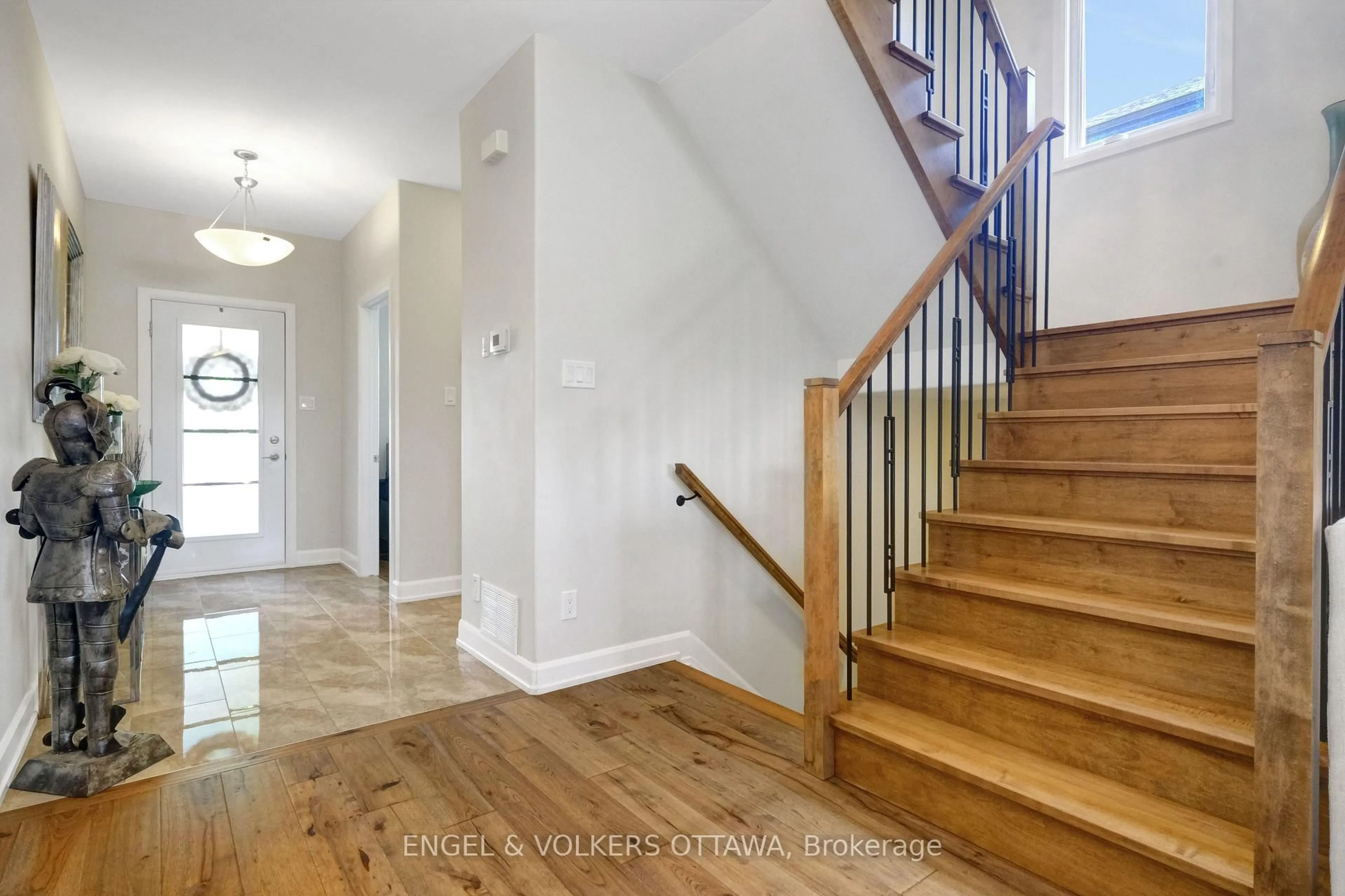 Indoor entryway for 116 Sunset Cres, Russell Ontario K4R 0E3