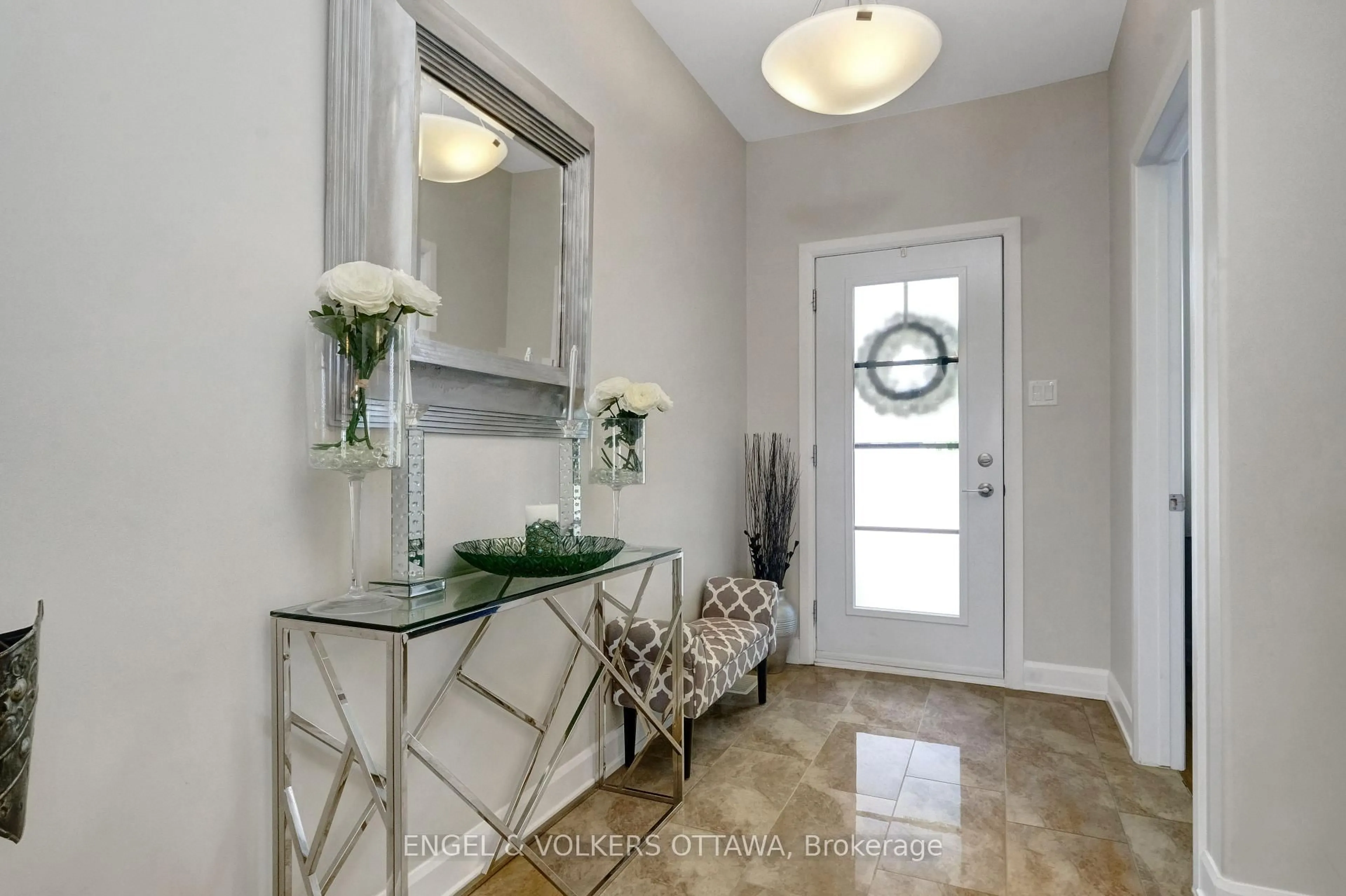 Indoor entryway for 116 Sunset Cres, Russell Ontario K4R 0E3
