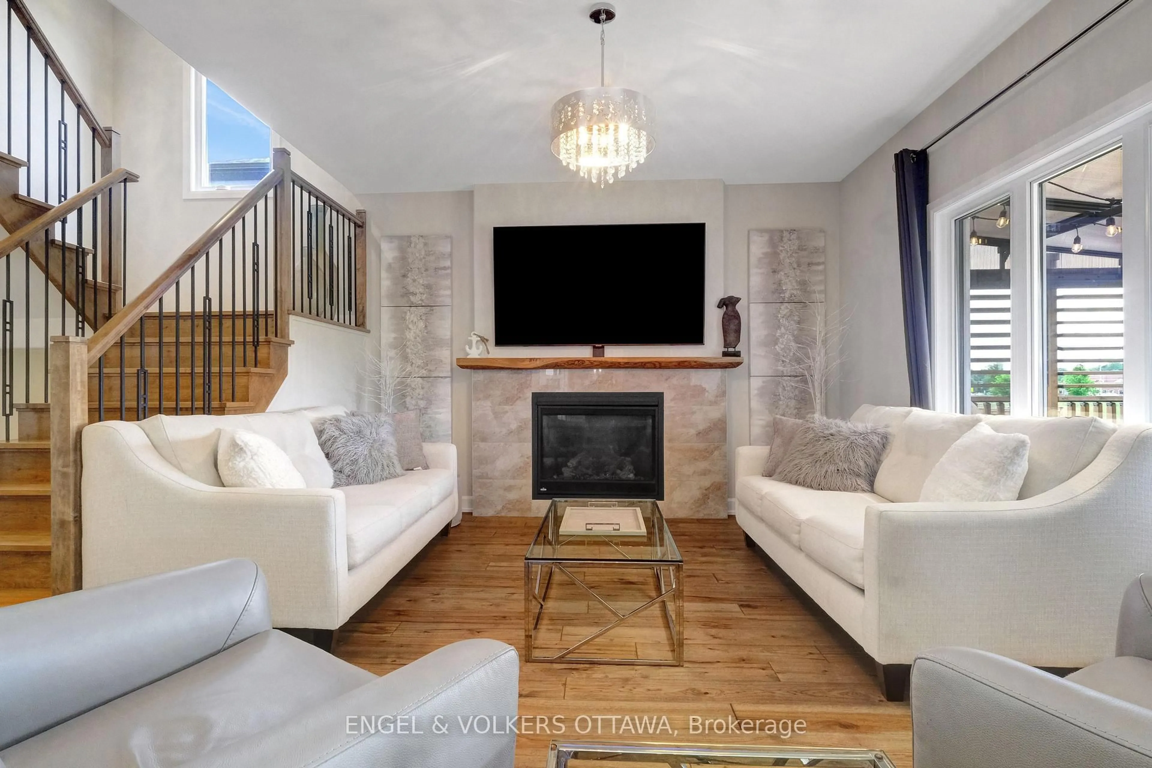 Living room with furniture, unknown for 116 Sunset Cres, Russell Ontario K4R 0E3