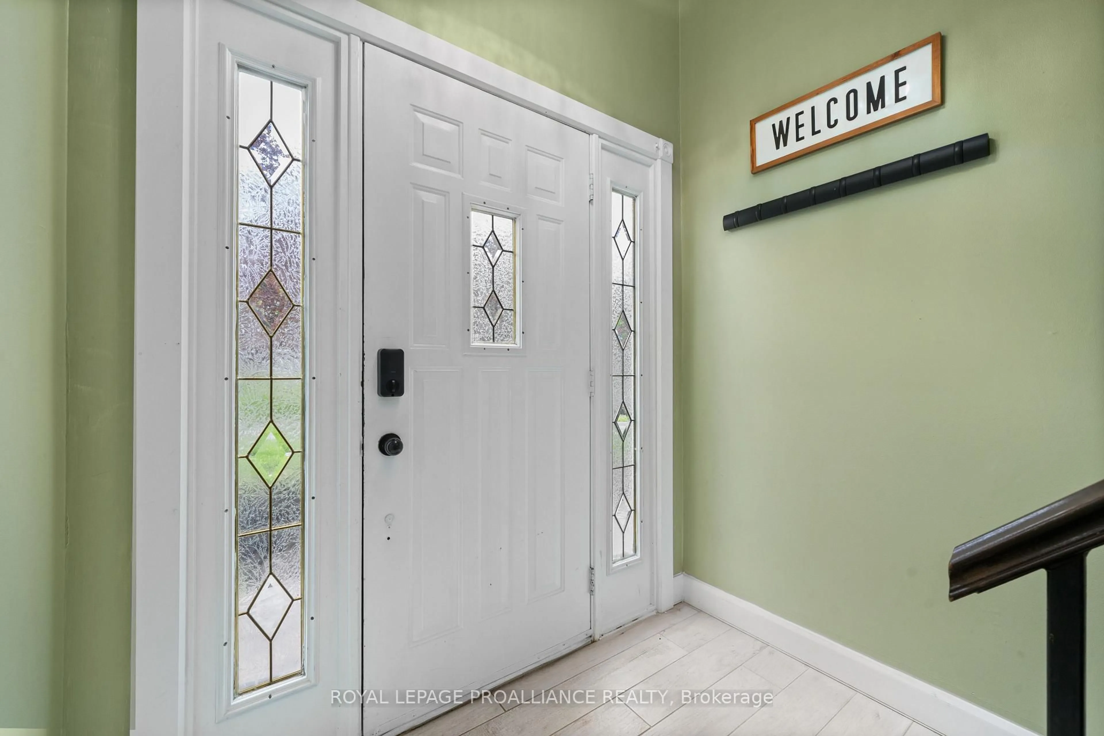 Indoor entryway for 24 Edgeview Dr, Quinte West Ontario K8V 3G4