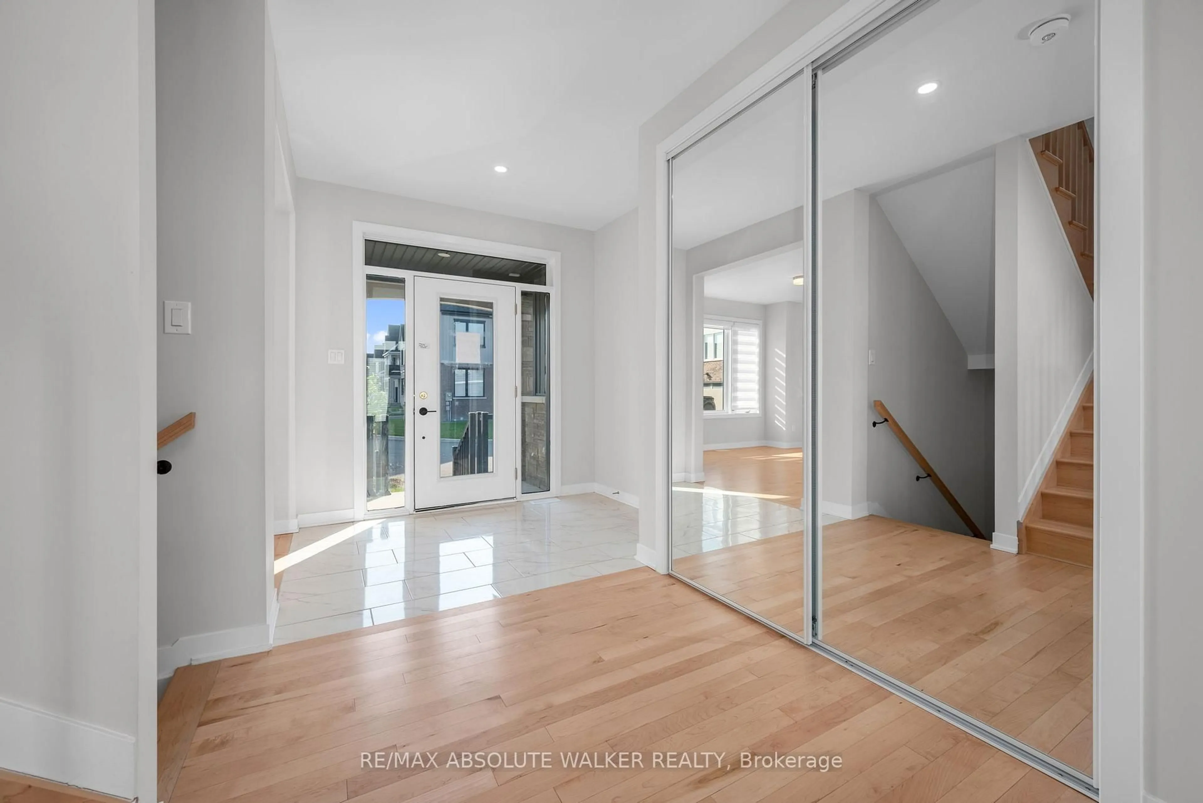 Indoor entryway for 440 Appalachian Circ, Ottawa Ontario K2J 6X4