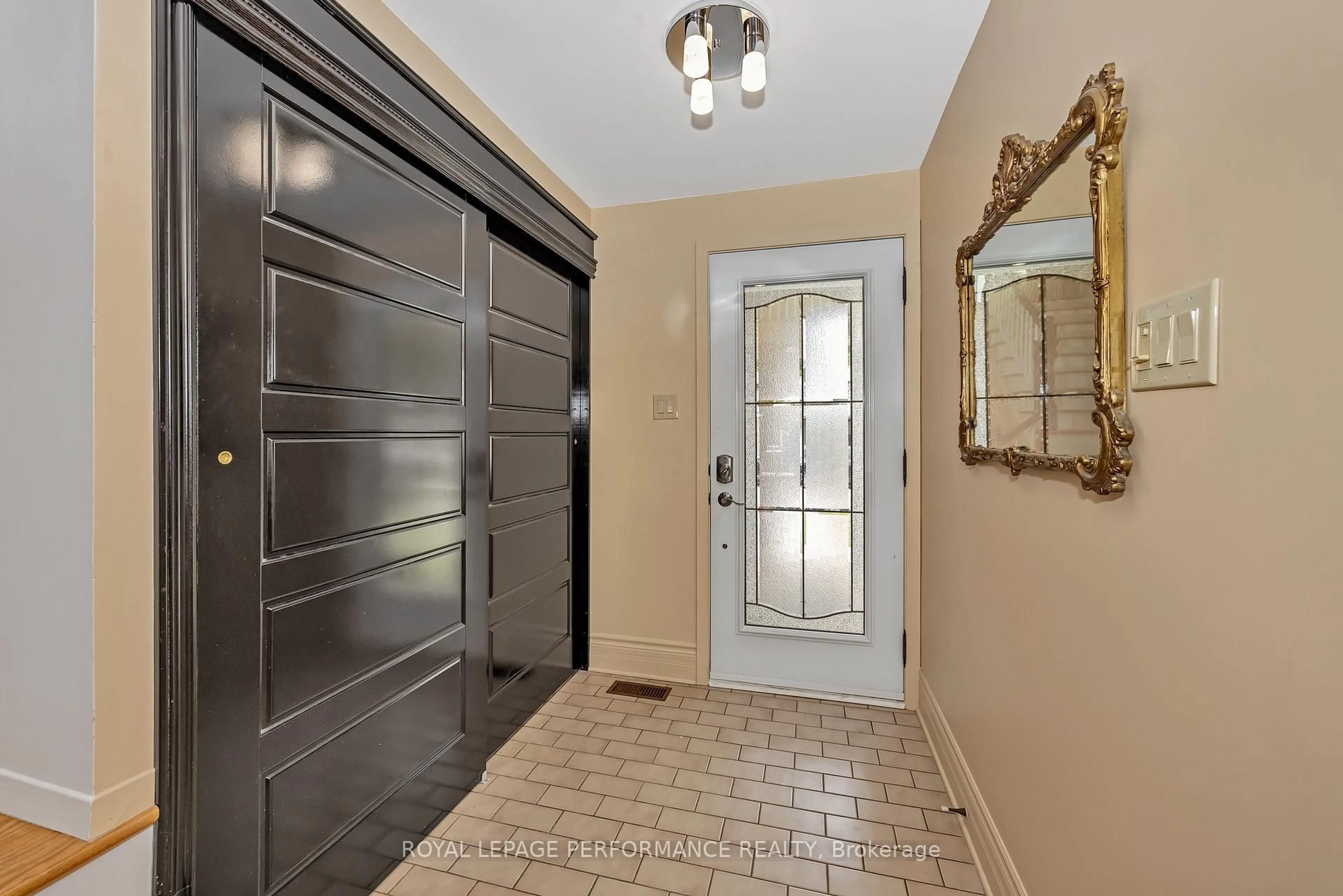 Indoor entryway for 1756 Windflower Way, Orleans Ontario K1C 5Y5