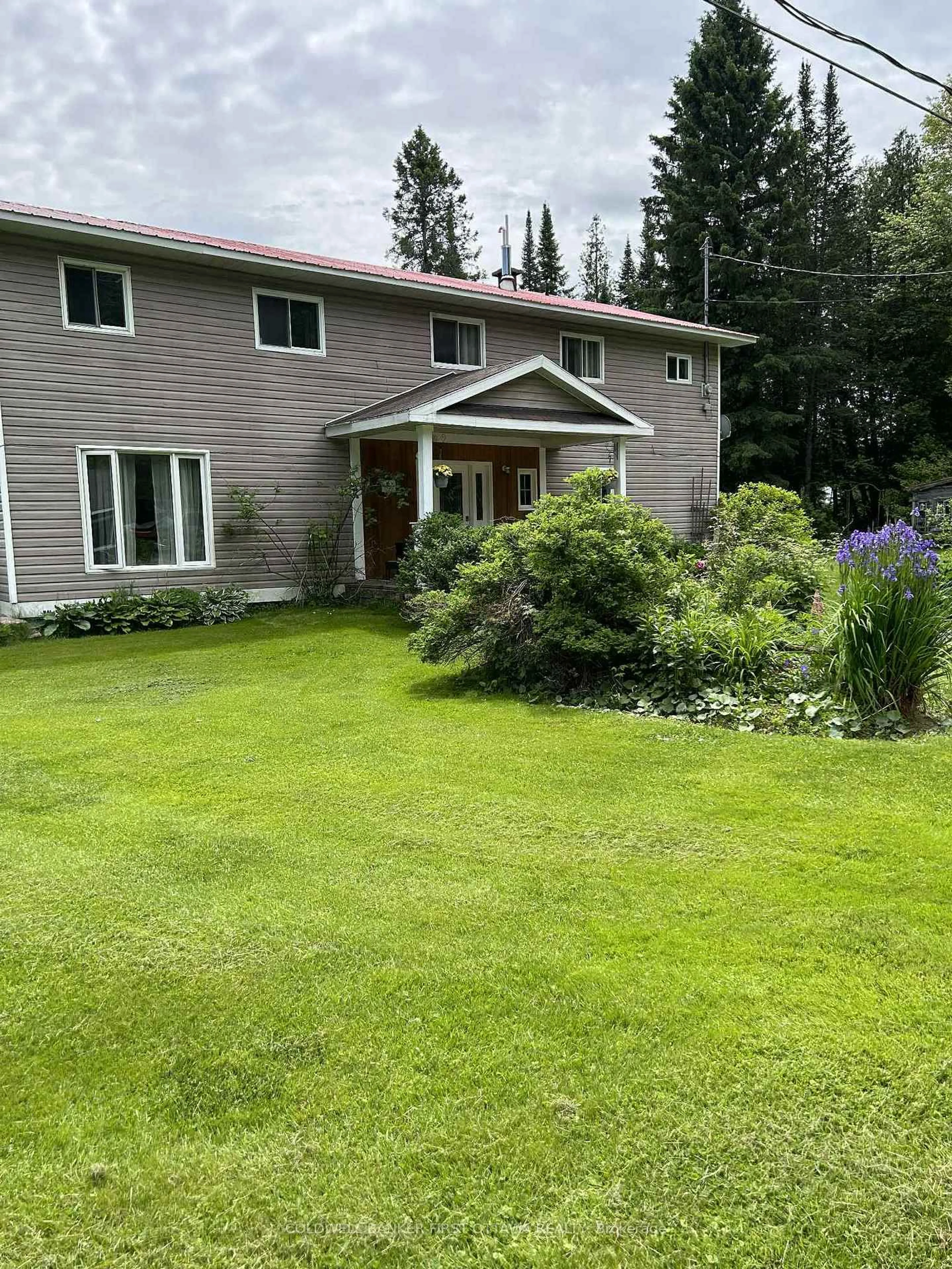 A pic from outside/outdoor area/front of a property/back of a property/a pic from drone, unknown for 27 Harrison Tr, Griffith Ontario K0J 2R0
