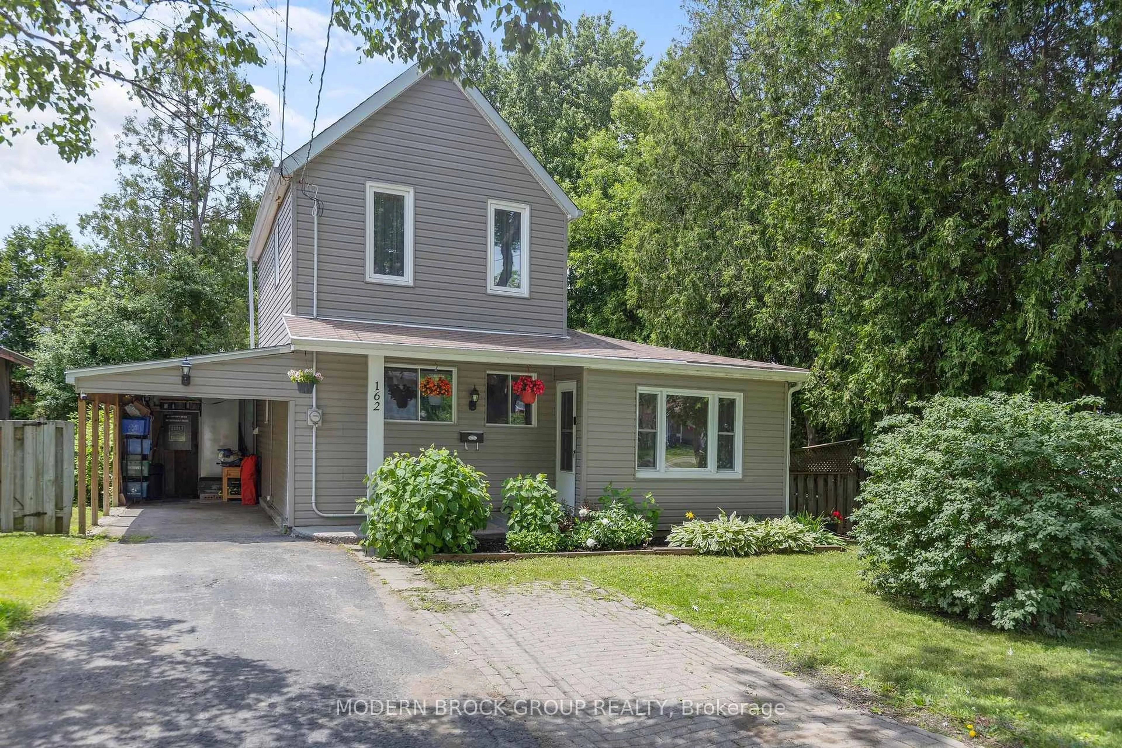Home with vinyl exterior material, street for 162 First Ave, Brockville Ontario K6V 3B5