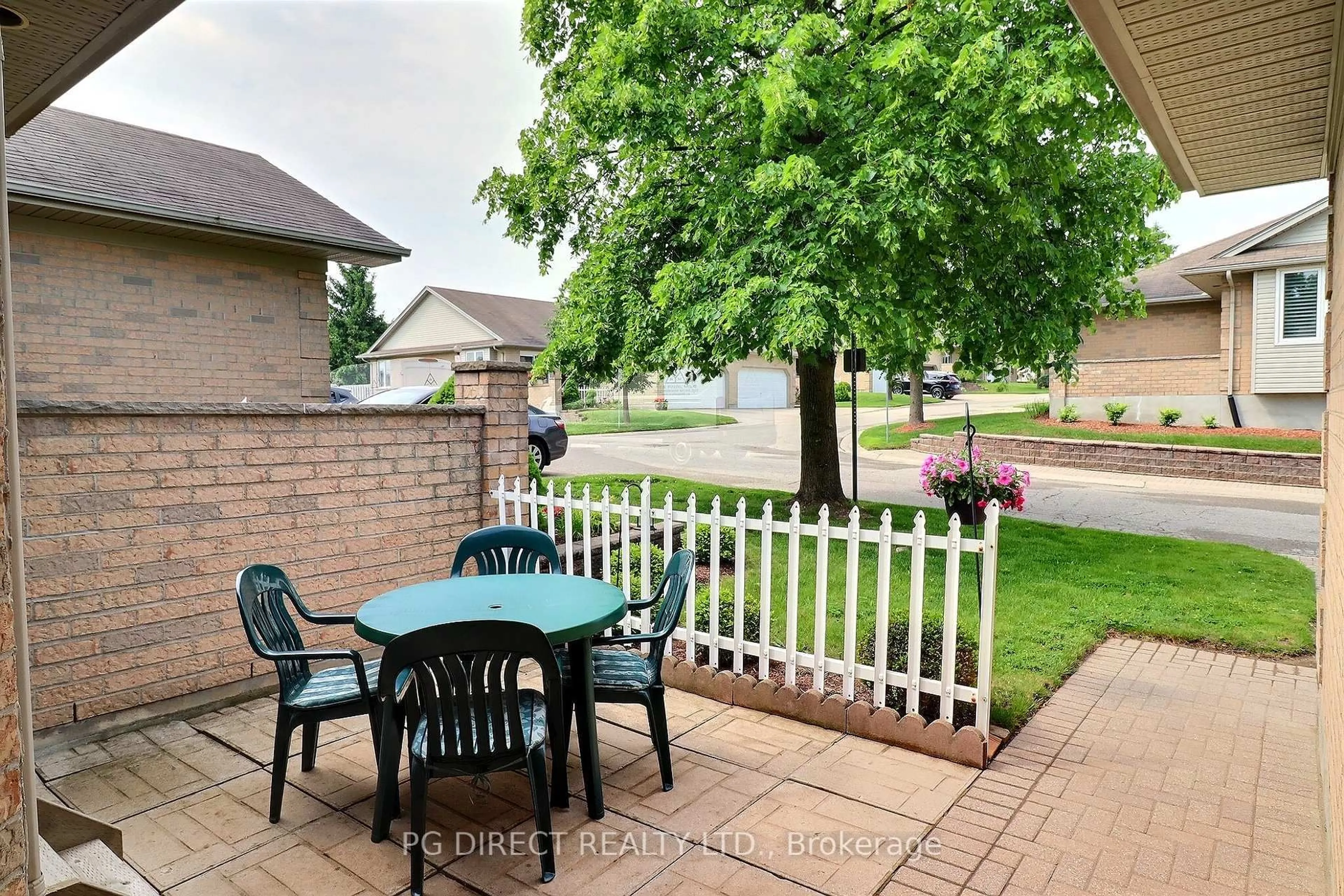 Patio, street for 861 Shelborne St #4, London South Ontario N5Z 5C5