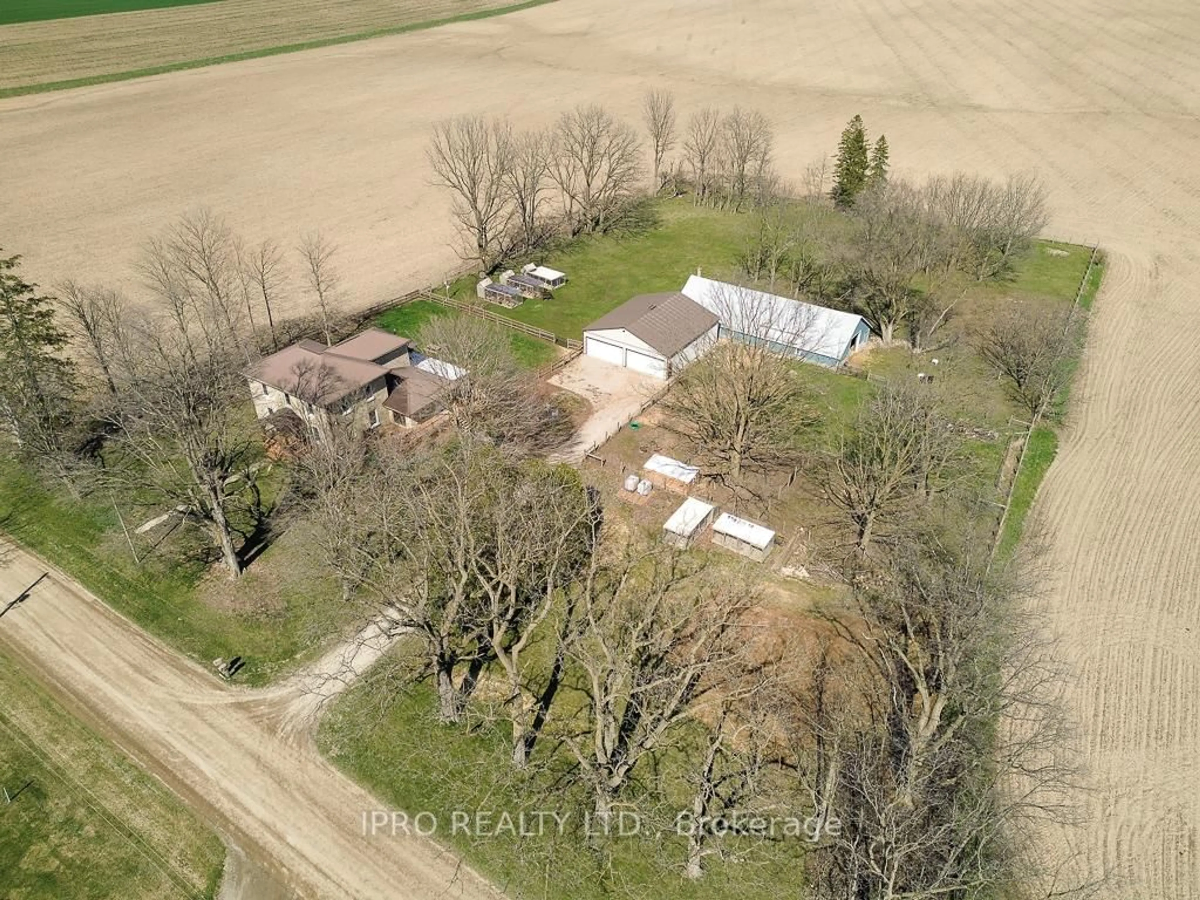 A pic from outside/outdoor area/front of a property/back of a property/a pic from drone, building for 3892 Lewis Rd, Thames Centre Ontario N0L 1V0