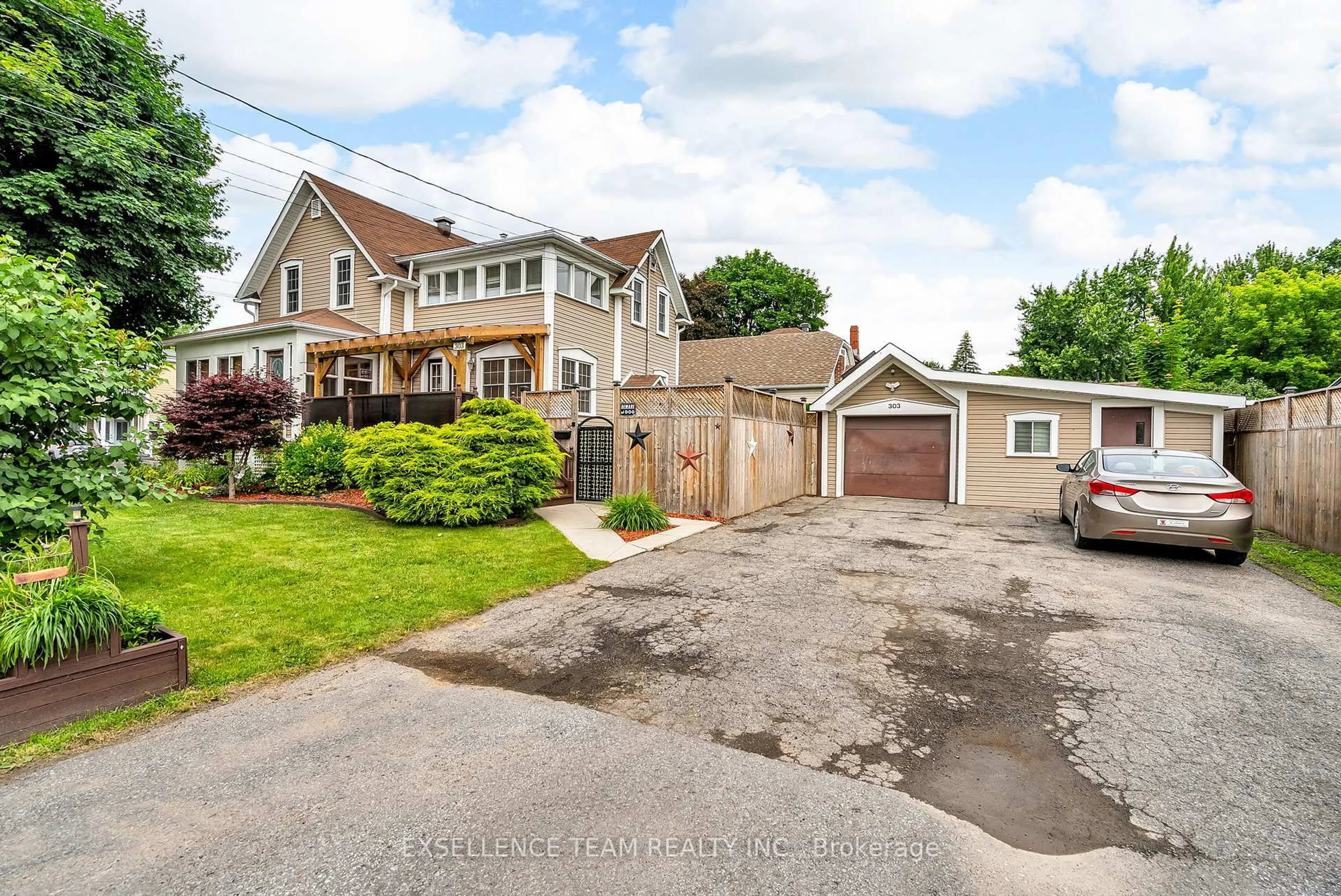 A pic from outside/outdoor area/front of a property/back of a property/a pic from drone, street for 303 Fifth St, Cornwall Ontario K6H 2L9