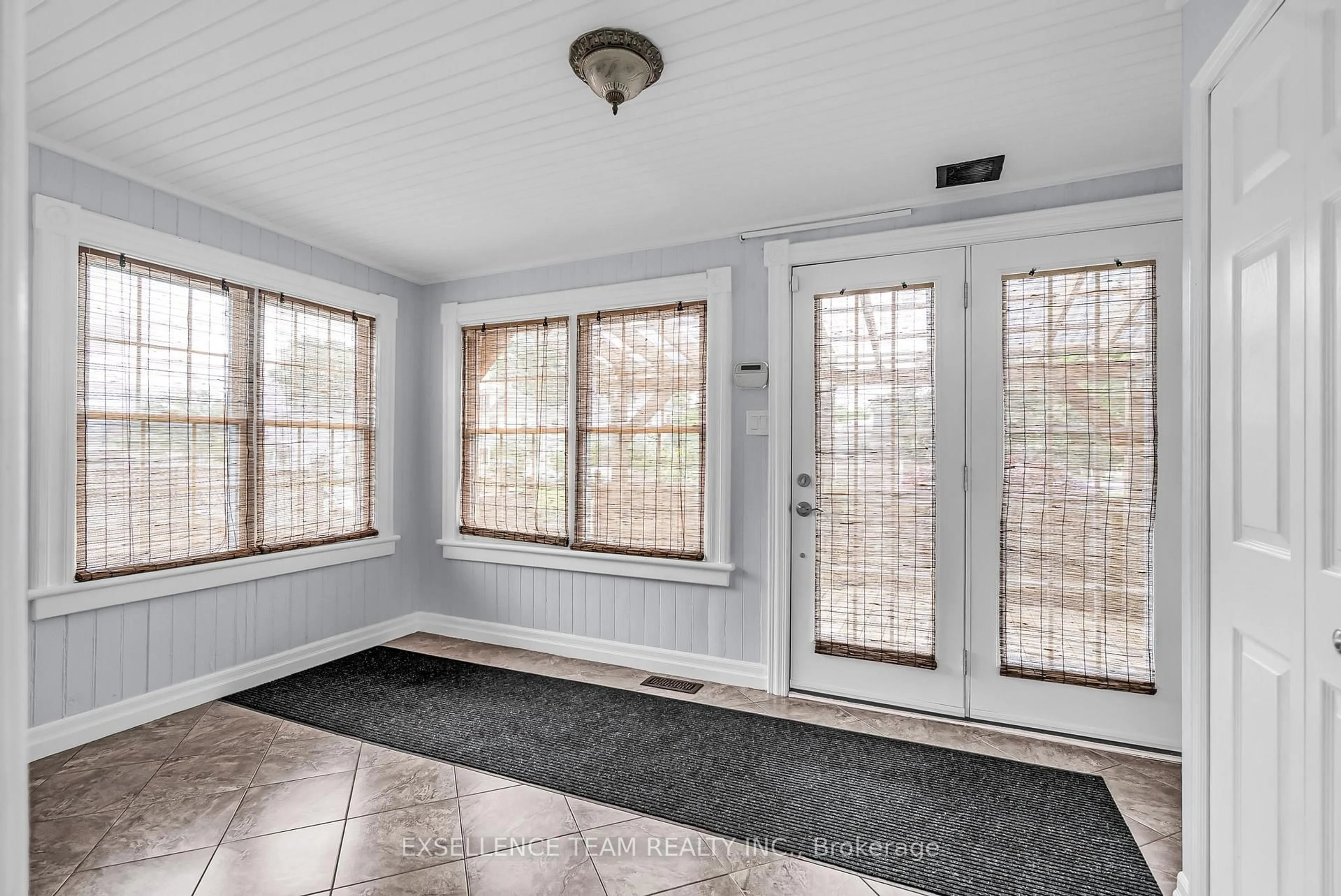 Indoor entryway for 303 Fifth St, Cornwall Ontario K6H 2L9