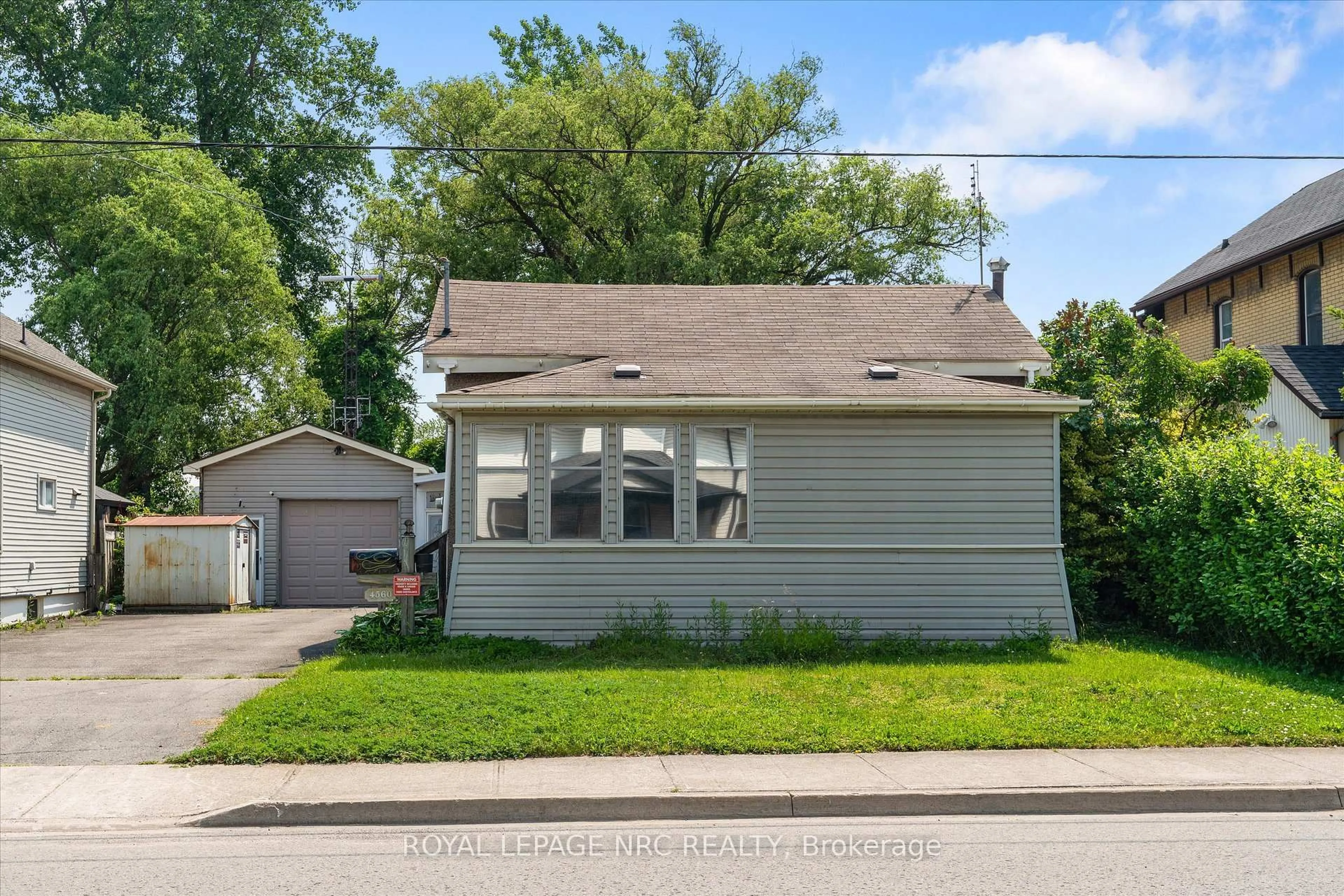Home with vinyl exterior material, street for 4560 Second Ave, Niagara Falls Ontario L2E 4H4