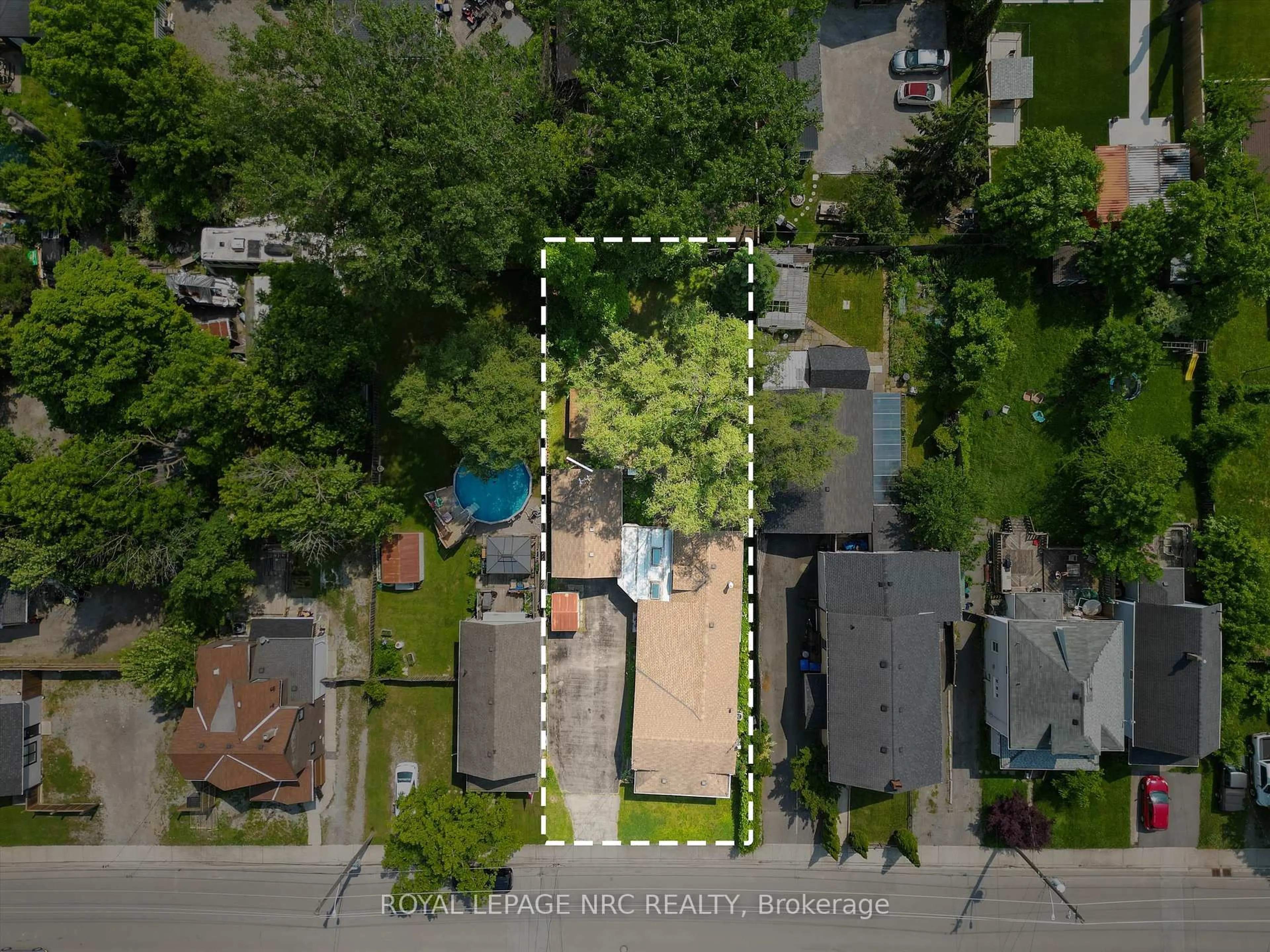 A pic from outside/outdoor area/front of a property/back of a property/a pic from drone, street for 4560 Second Ave, Niagara Falls Ontario L2E 4H4