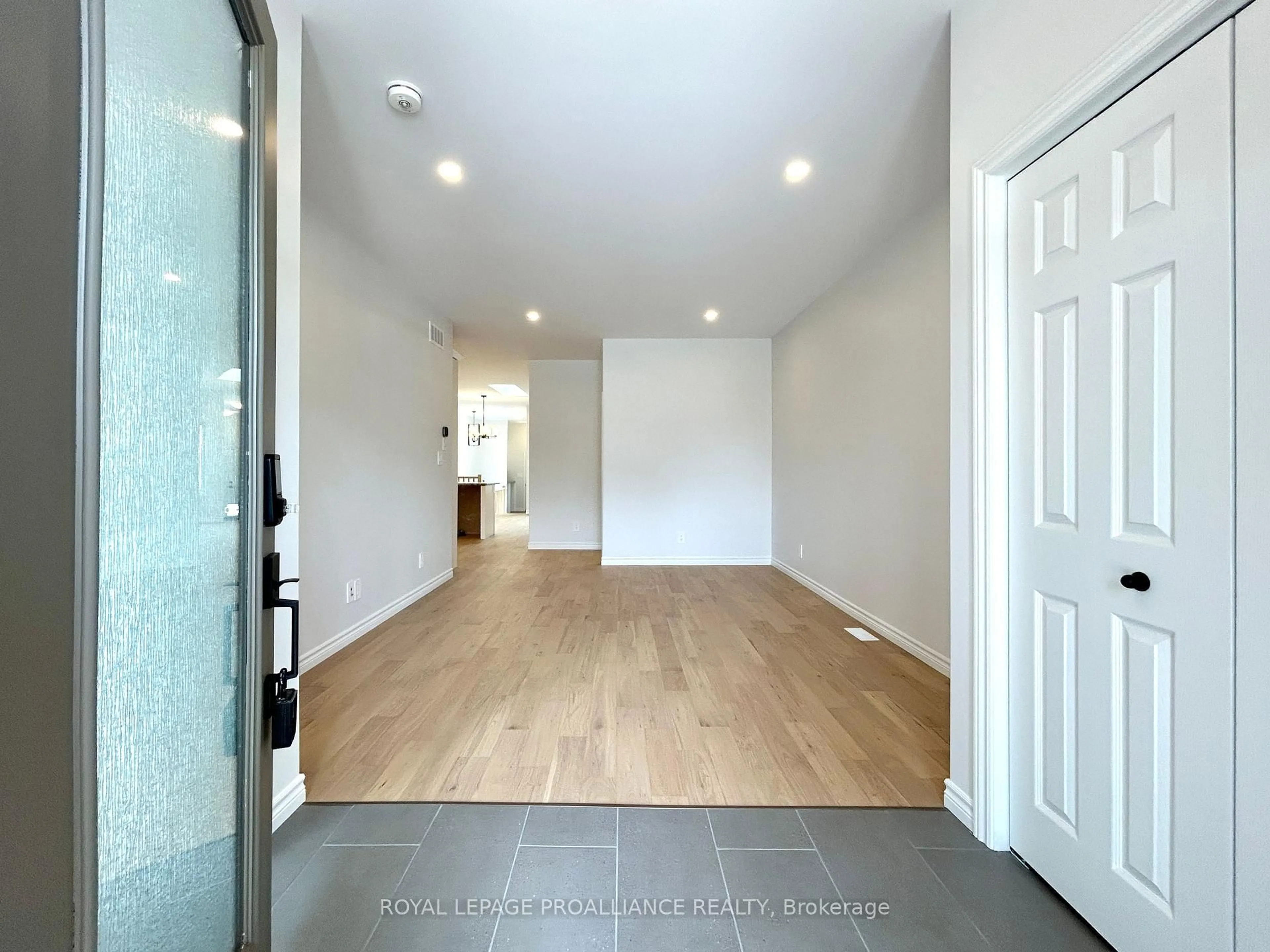 Indoor entryway for 33 Athabaska Dr, Belleville Ontario K8N 0T1