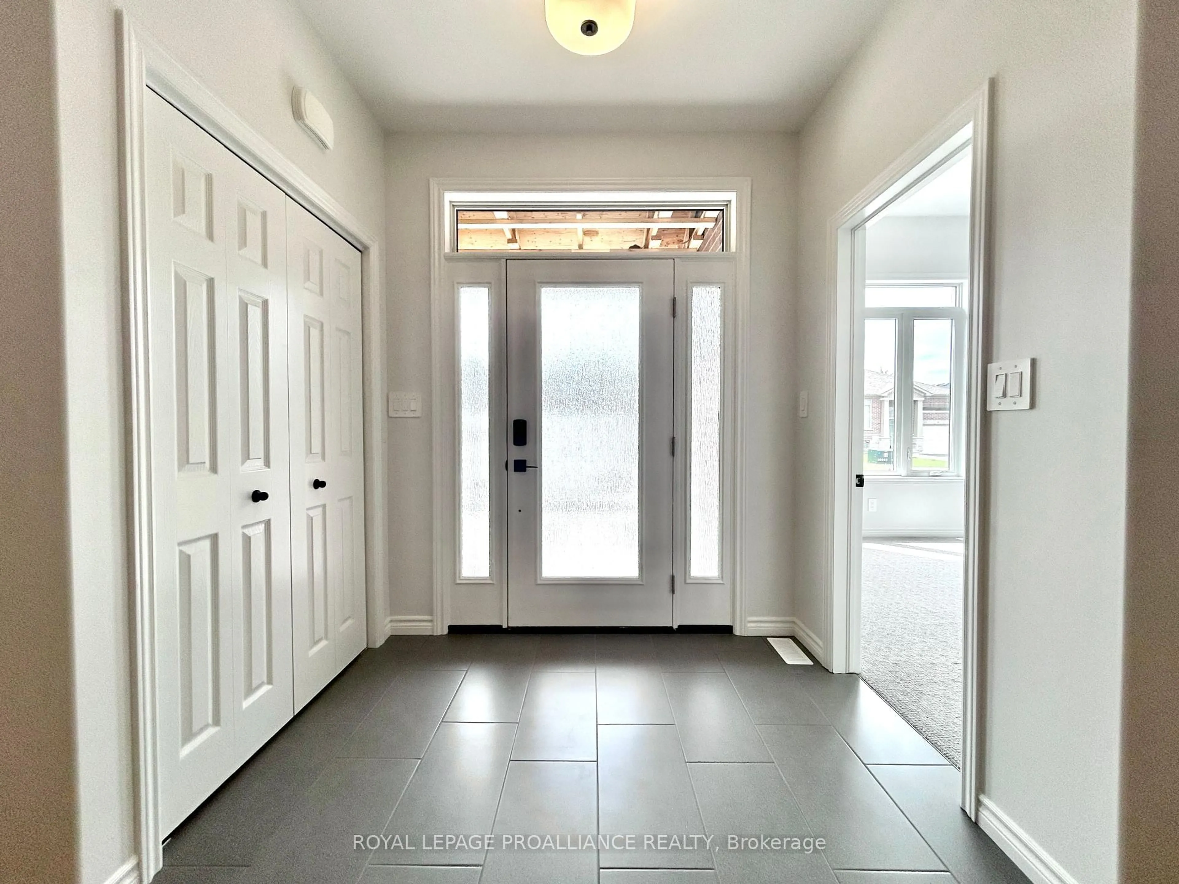 Indoor entryway for 33 Athabaska Dr, Belleville Ontario K8N 0T1