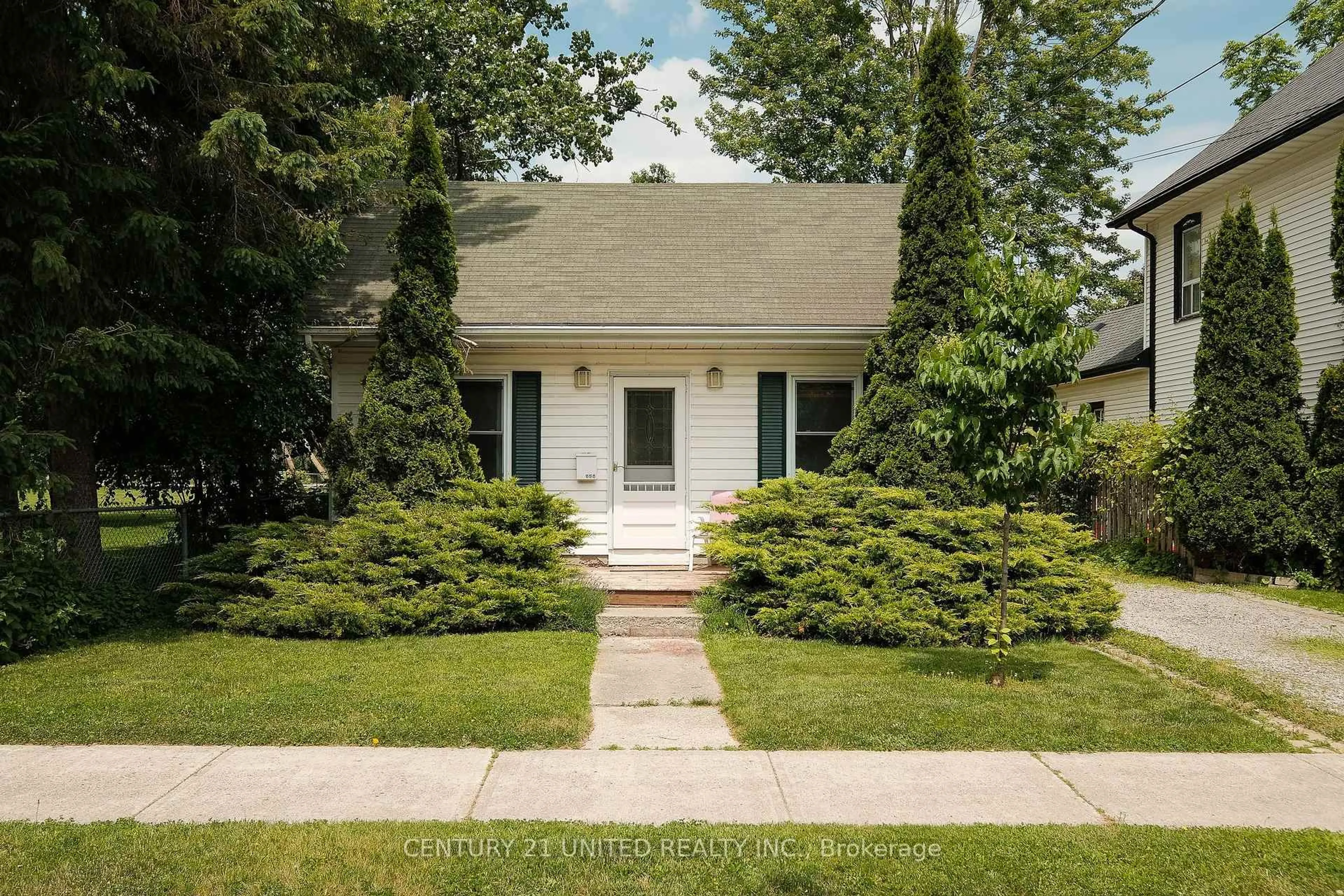 Home with vinyl exterior material, street for 668 Brown St, Peterborough Central Ontario K9J 4K5