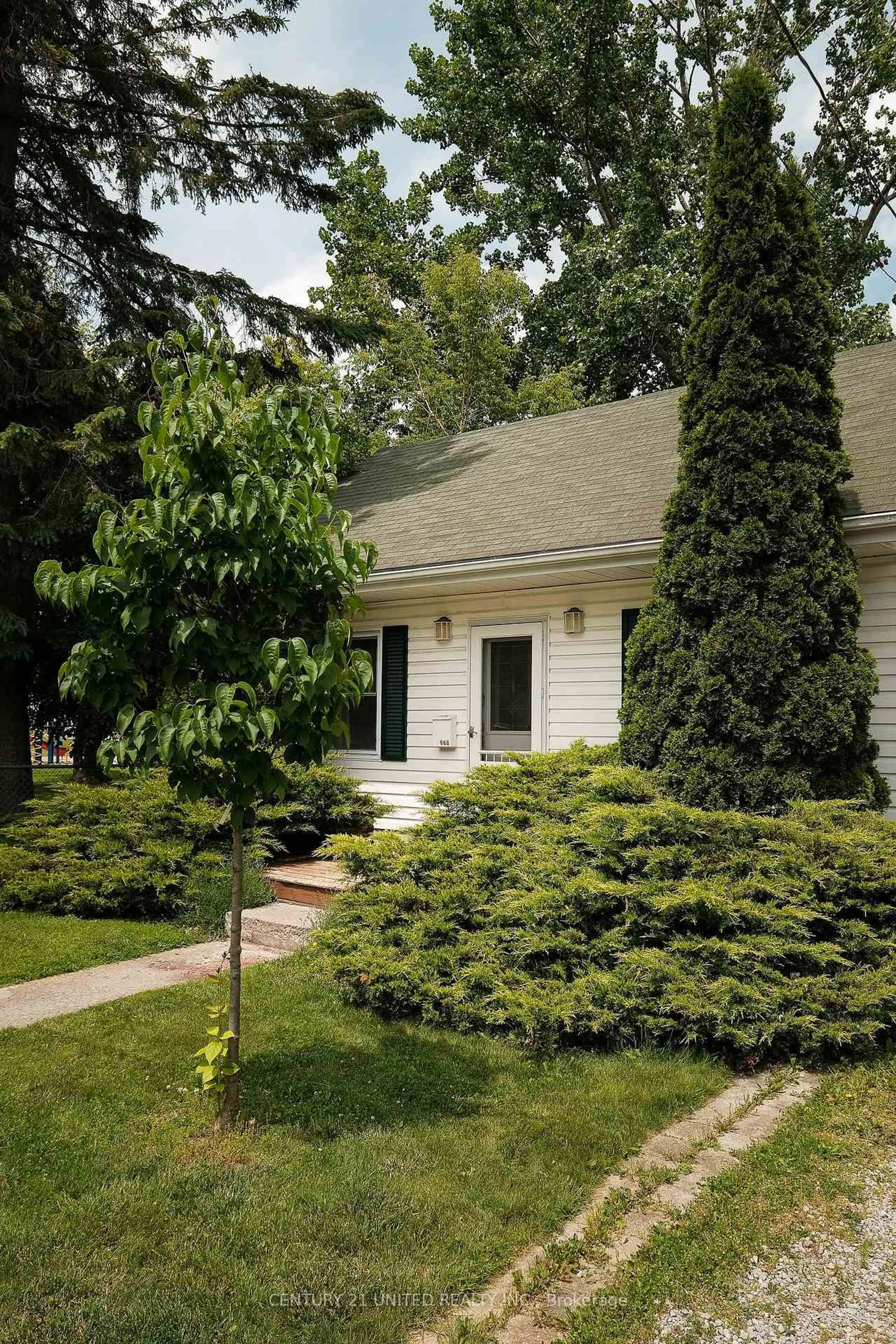 Home with vinyl exterior material, street for 668 Brown St, Peterborough Central Ontario K9J 4K5