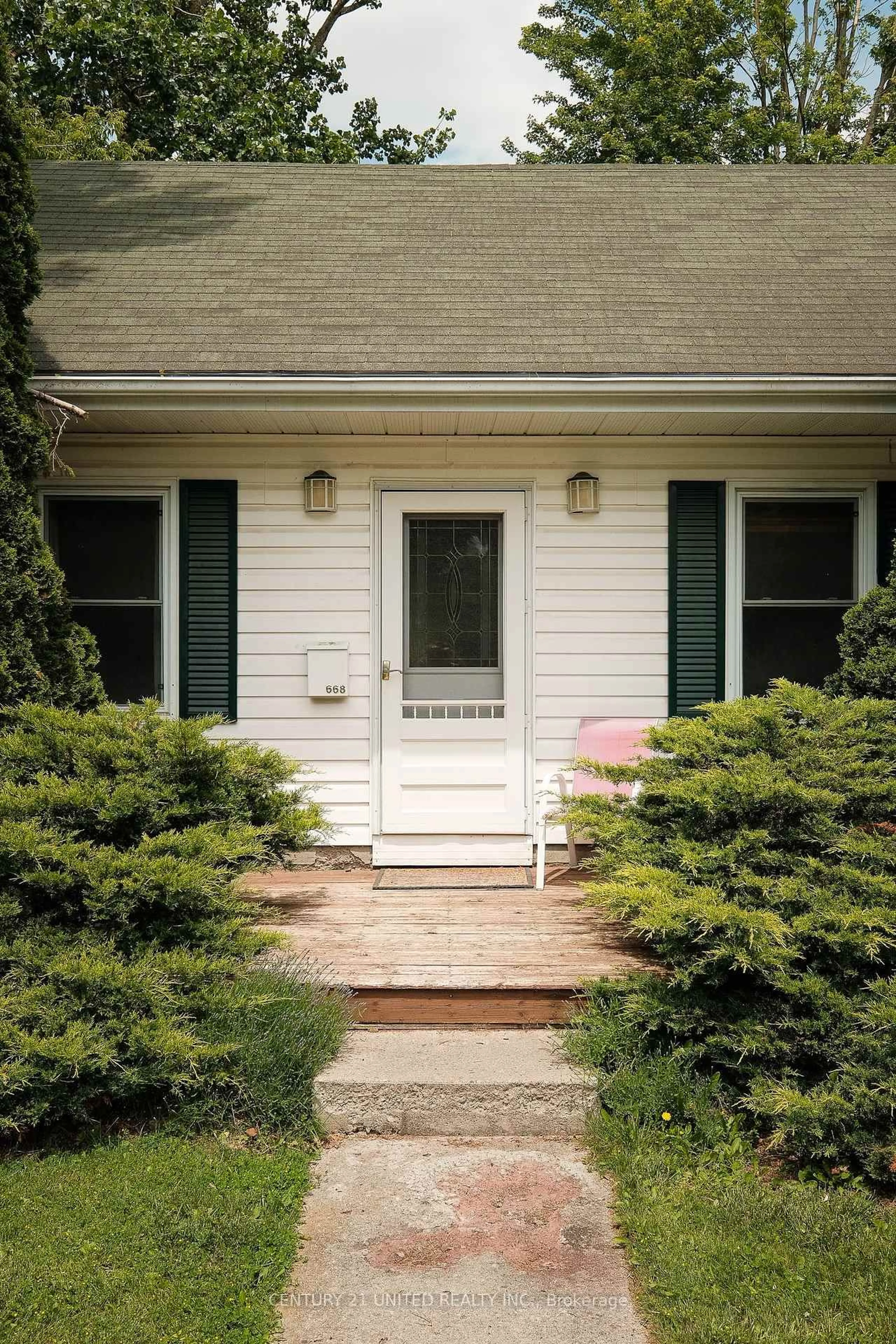 Home with vinyl exterior material, street for 668 Brown St, Peterborough Central Ontario K9J 4K5