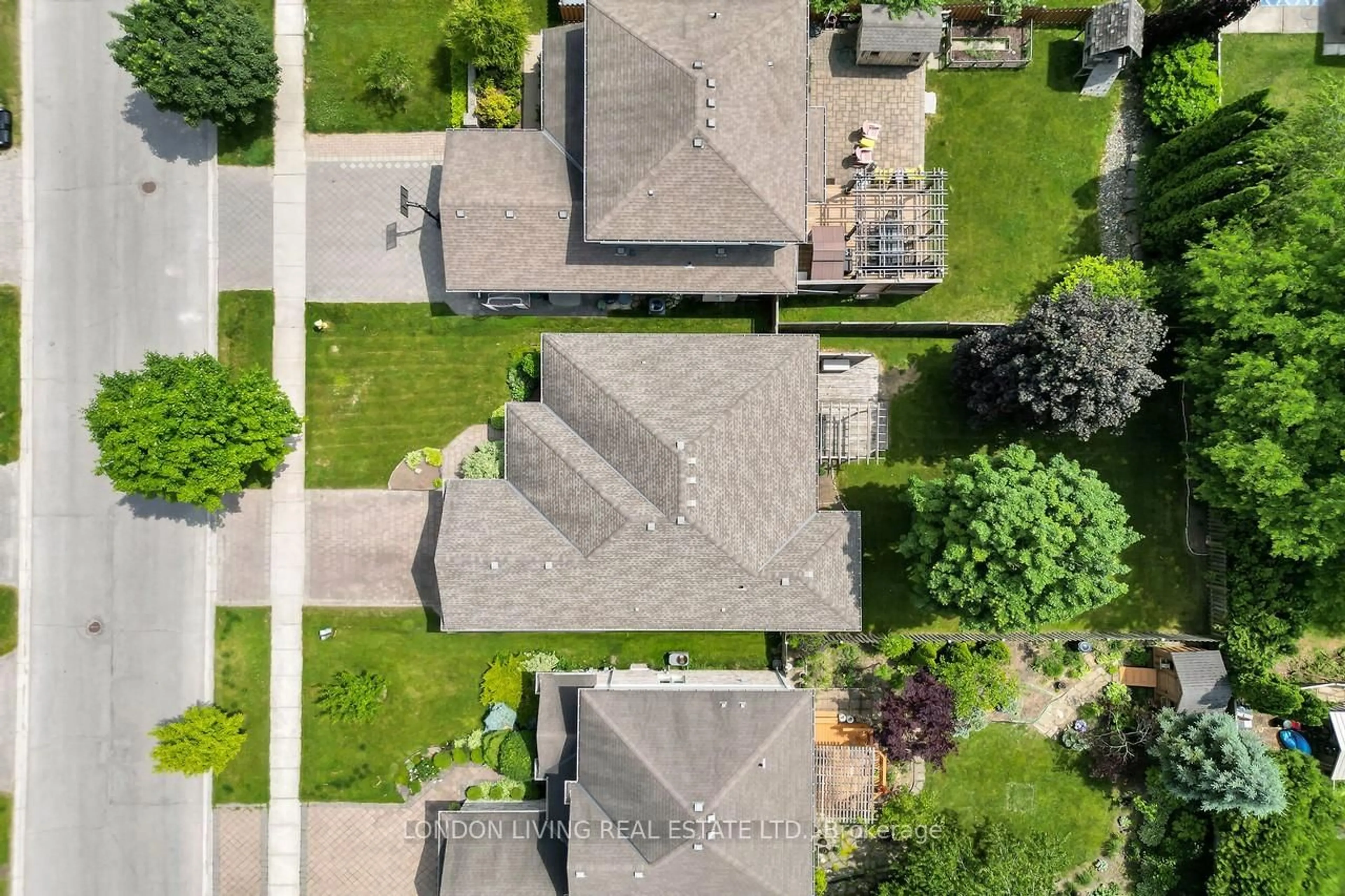 A pic from outside/outdoor area/front of a property/back of a property/a pic from drone, street for 1715 Milestone Rd, London North Ontario N5X 2G1