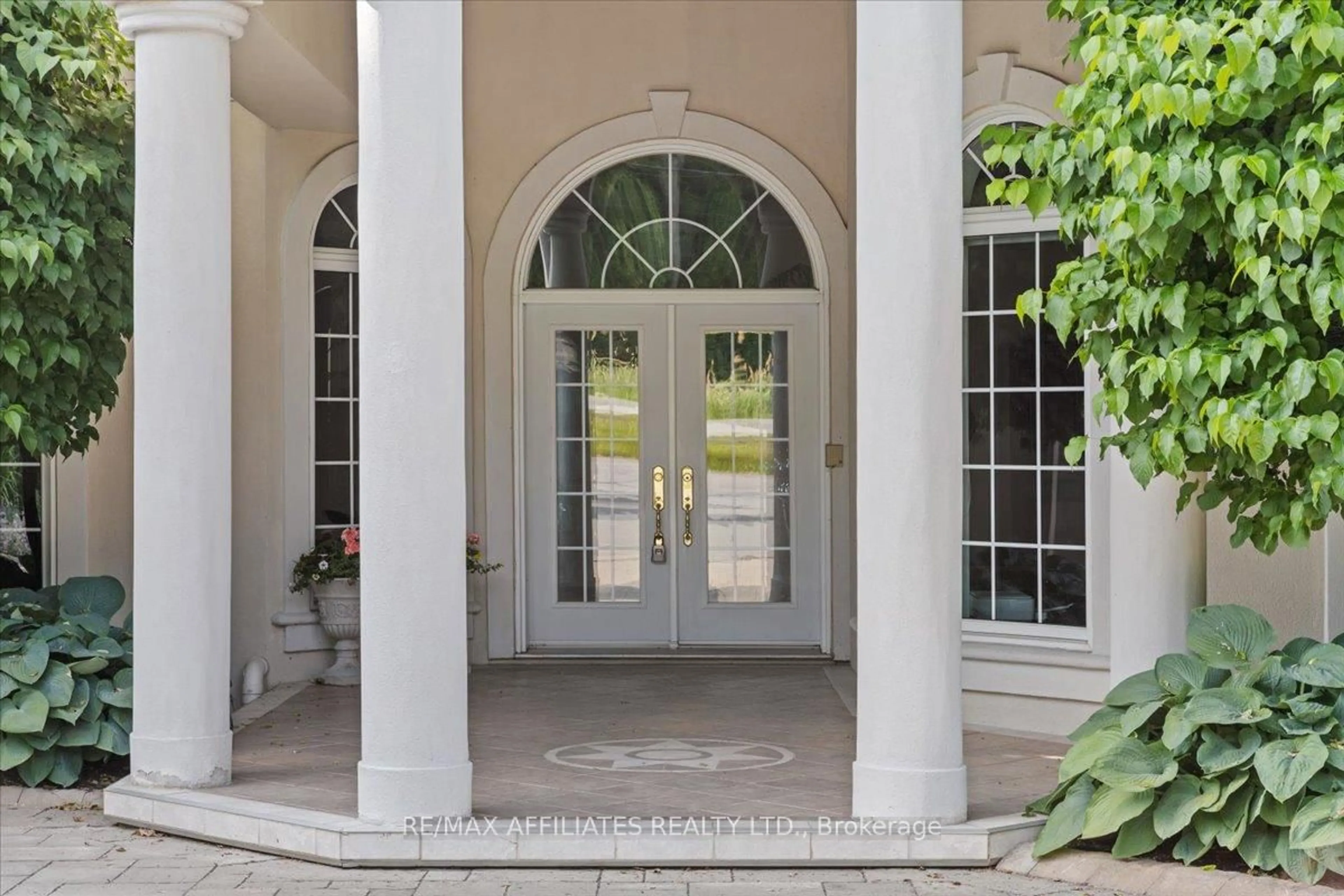 Indoor foyer for 1669 Regional Road 174 Rd, Ottawa Ontario K4C 1H5