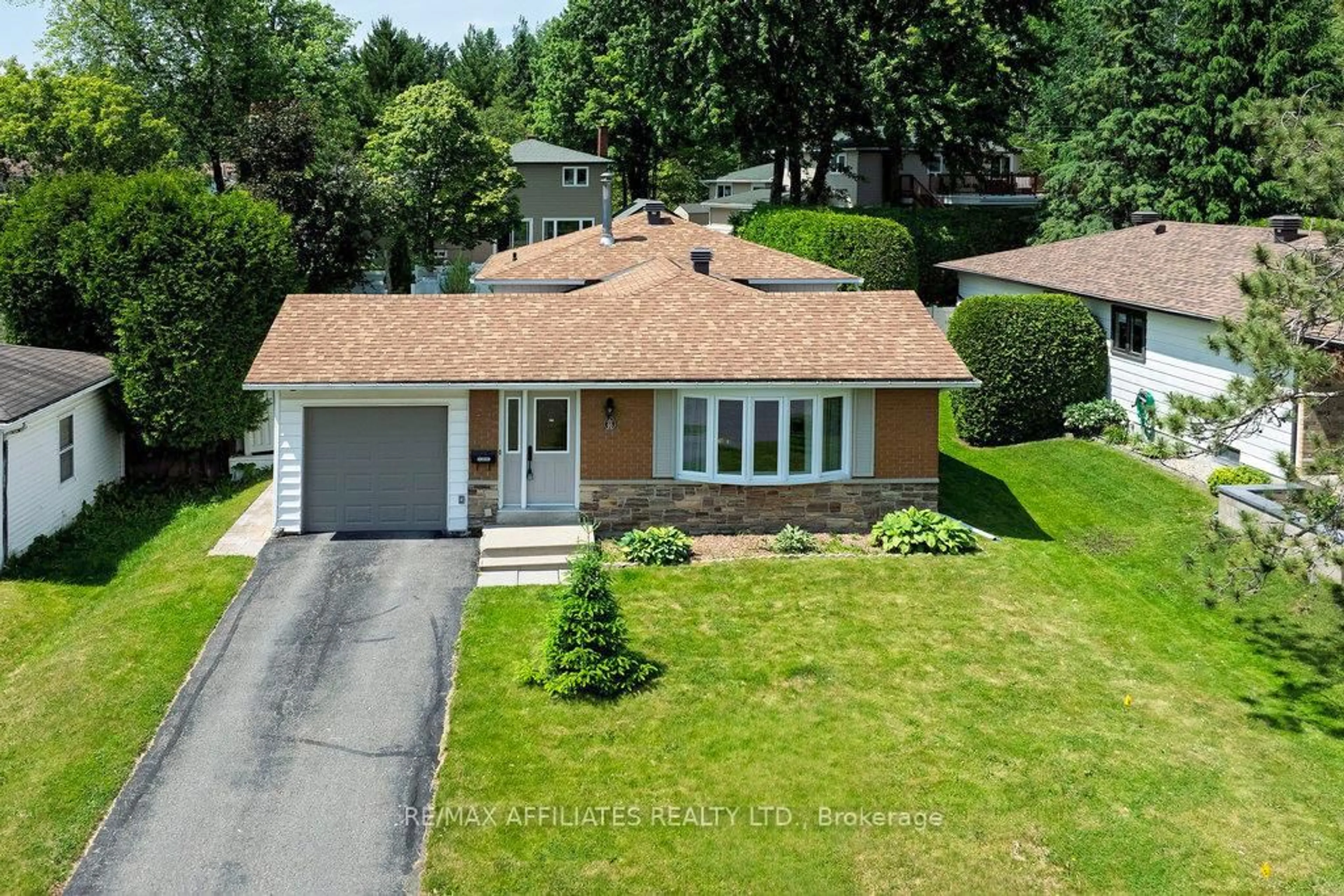 A pic from outside/outdoor area/front of a property/back of a property/a pic from drone, street for 22 Red Maple Cres, Ottawa Ontario K1B 3Z3