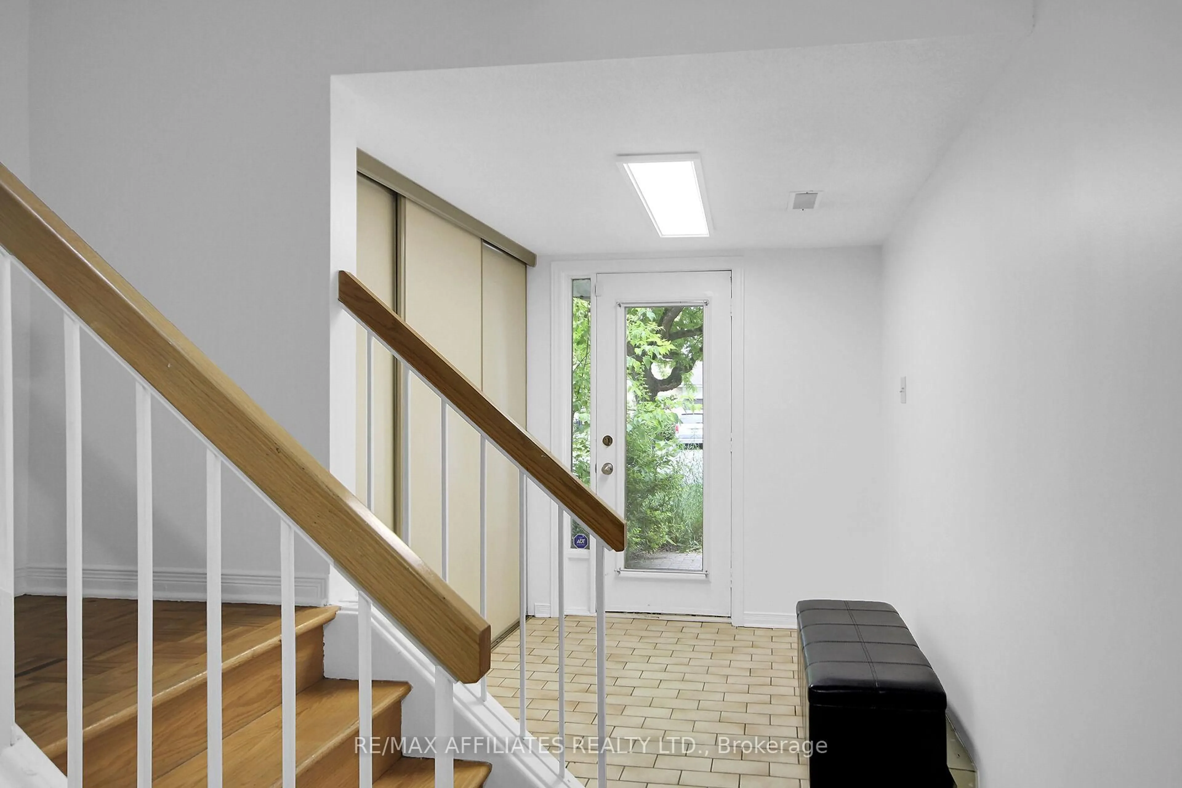 Indoor foyer for 15 Vanessa Terr #F, Barrhaven Ontario K2J 3K5