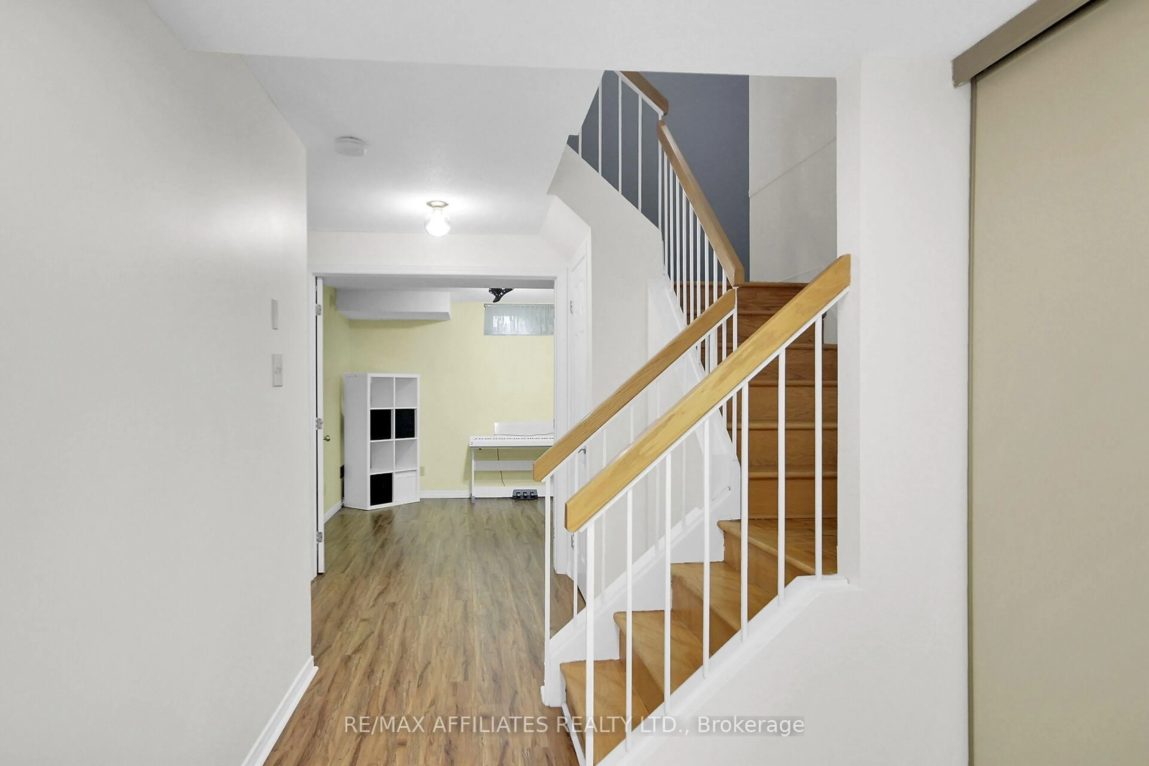 Indoor foyer for 15 Vanessa Terr #F, Barrhaven Ontario K2J 3K5