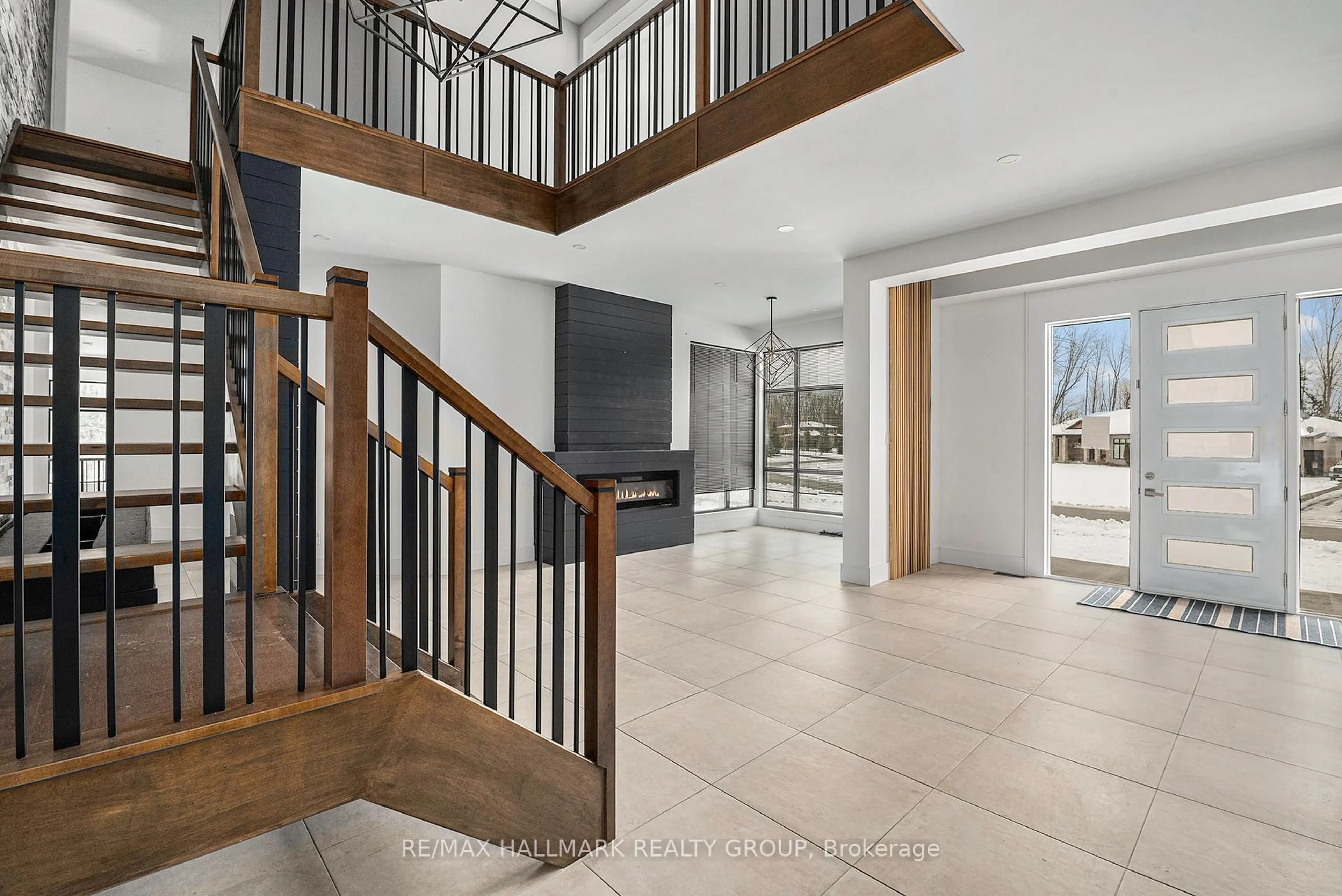 Indoor foyer for 132 ROBERT TAITE Dr, Ottawa Ontario K4C 1A9