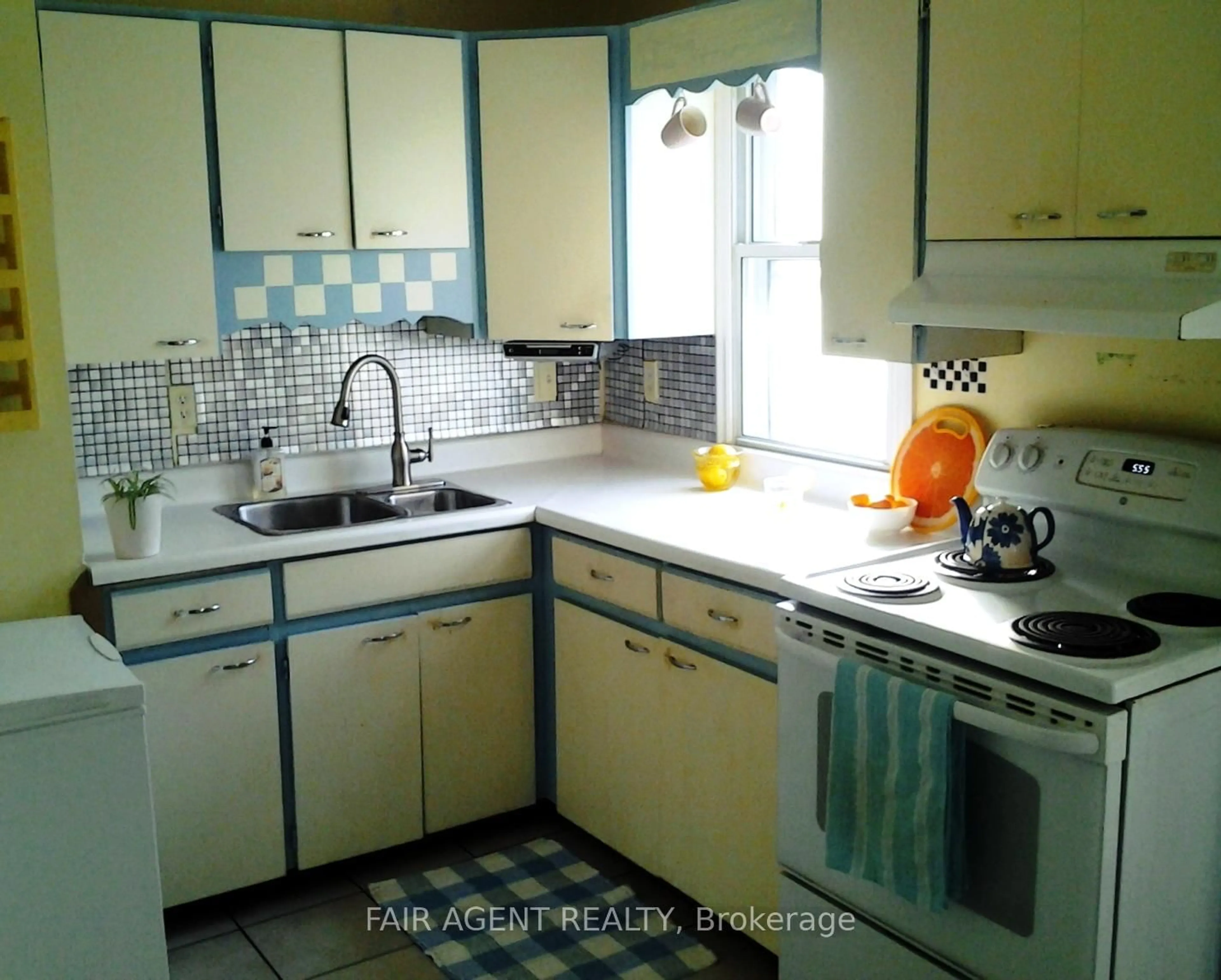 Standard kitchen, ceramic/tile floor for 359 FLANDERS Row, London East Ontario N5Y 1C3